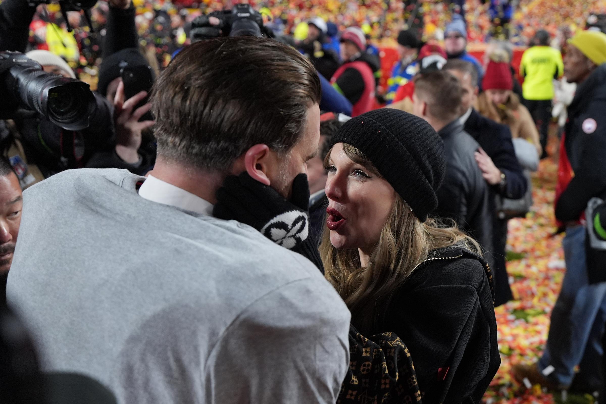 Travis Kelce y Taylor Swift celebran una victoria contra los Buffalo Bills en el partido por el campeonato de la AFC el 26 de enero de 2025 | Fuente: Getty Images