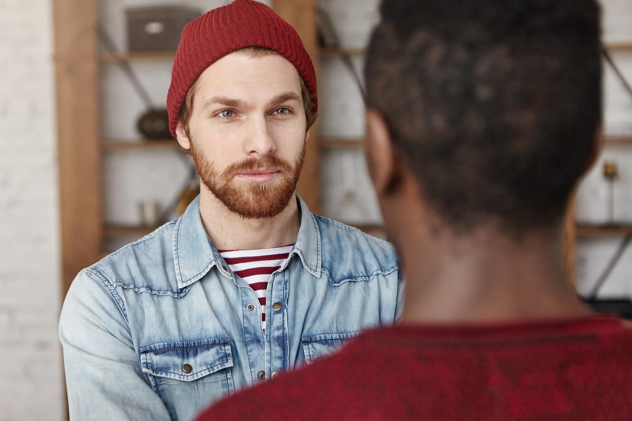 Un hombre frente a otro | Fuente: Freepik