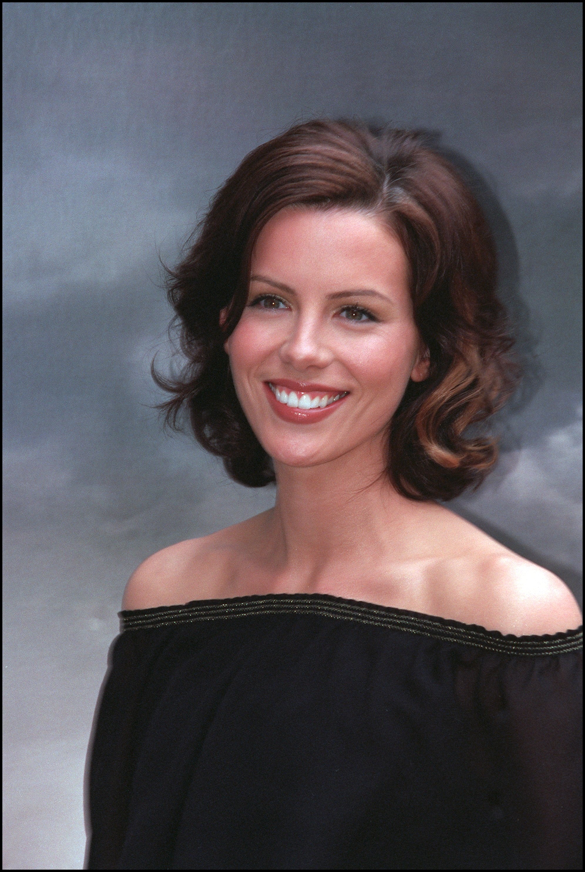 Kate Beckinsale en un photocall para "Pearl Harbor" en París, Francia, el 1 de junio de 2001. | Fuente: Getty Images