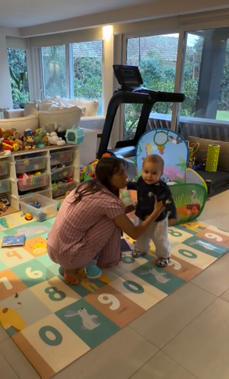 Sol Pérez mostrando la técnica de estimulación para su hijo Marco en el rincón que ella y su esposo Guido Mazzoni crearon para el pequeño | Fuente: Instagram/lasobrideperez