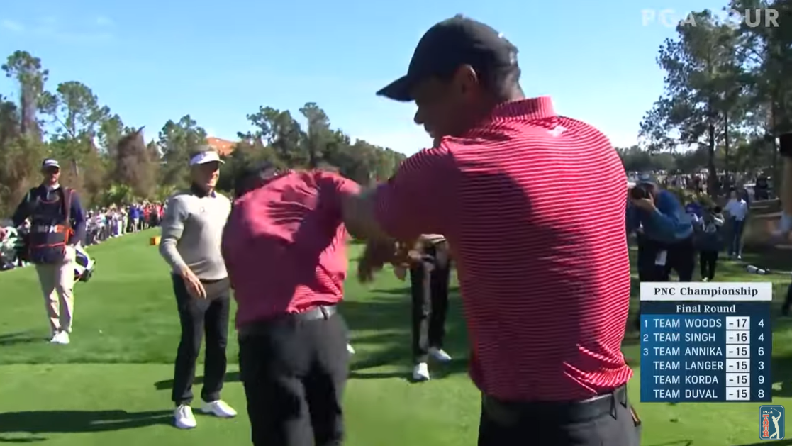 Tiger Woods empuja juguetonamente a Charlie tras su hito en el Campeonato PNC de 2024 en Florida, publicado el 23 de diciembre de 2024 | Fuente: YouTube.com/PGATOUR