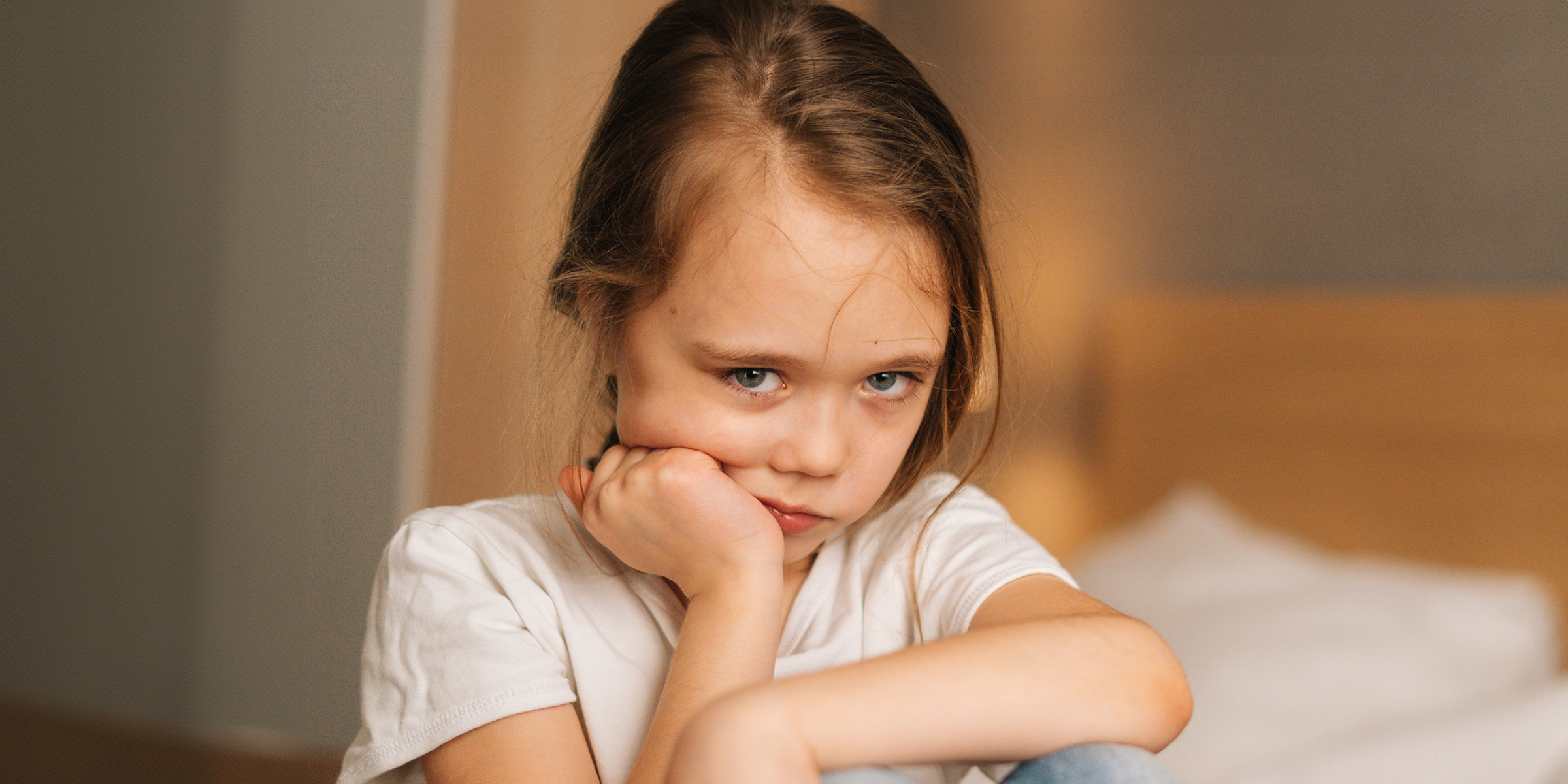 Una niña triste y preocupada | Fuente: Shutterstock