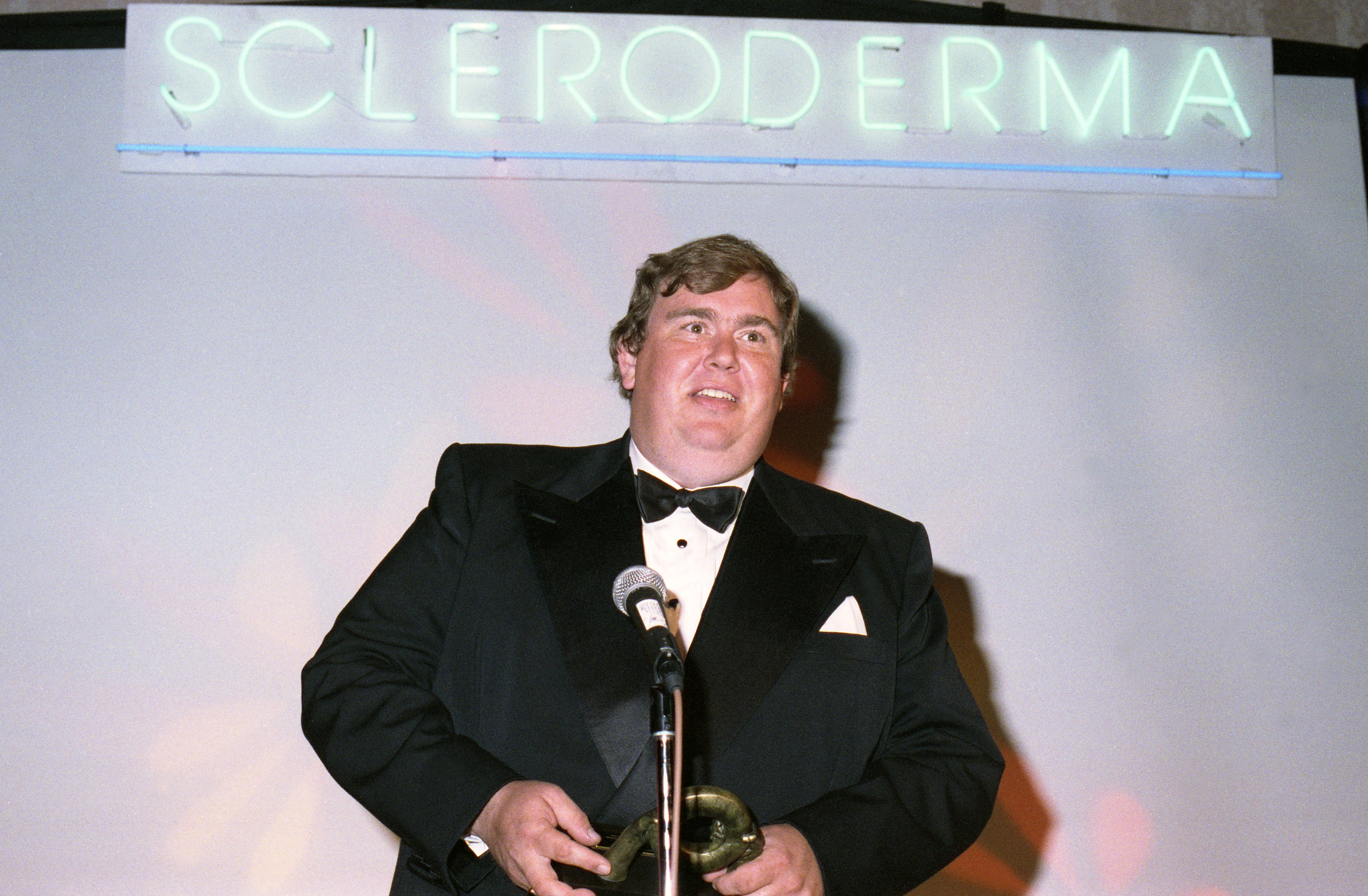 John Candy recibiendo el Premio Fundadores de la Fundación para la Investigación de la Esclerodermia el 9 de junio de 1991, en Santa Mónica, California. | Foto: Getty Images