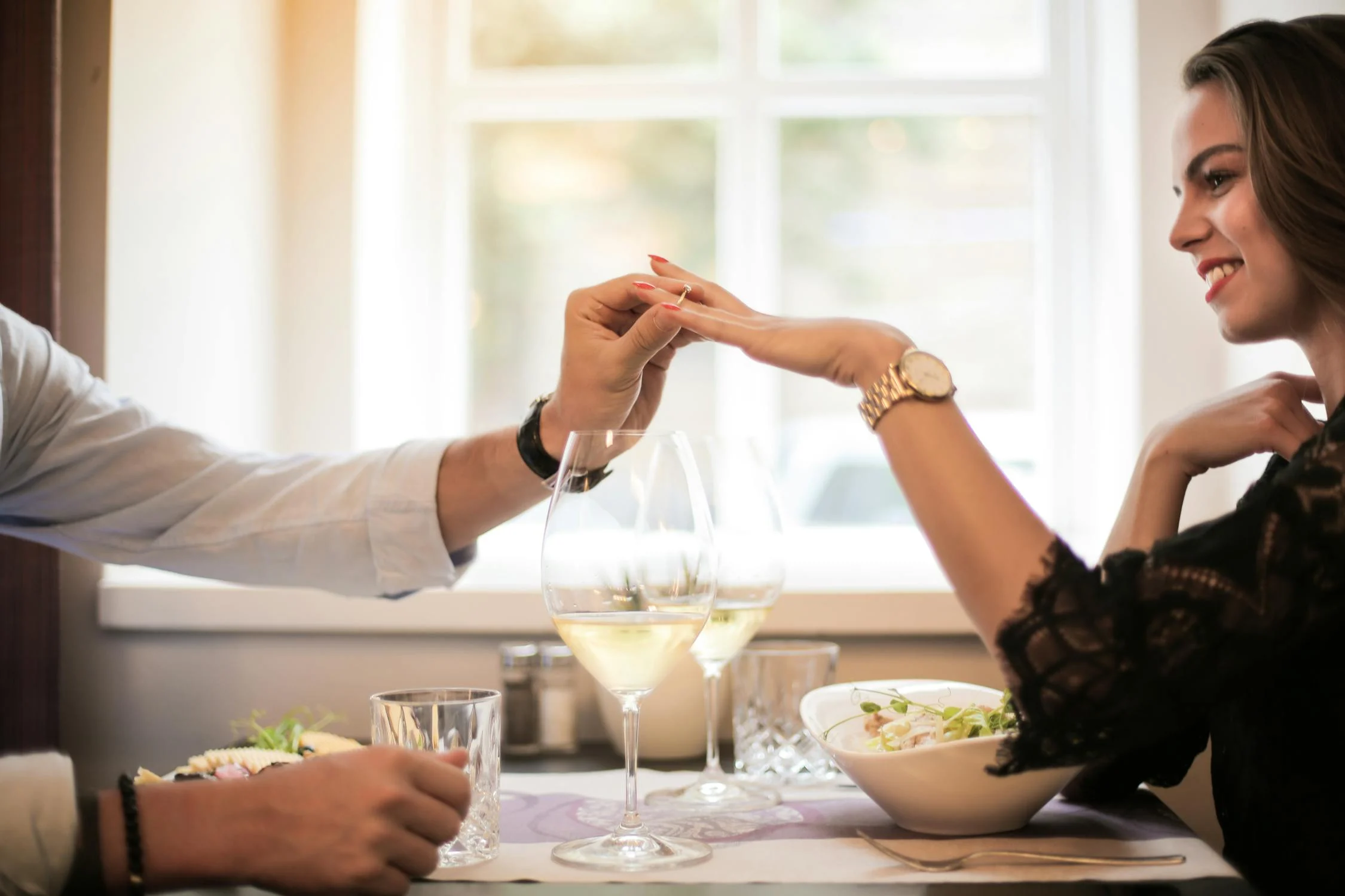 Un hombre dando un anillo a una mujer | Fuente: Pexels