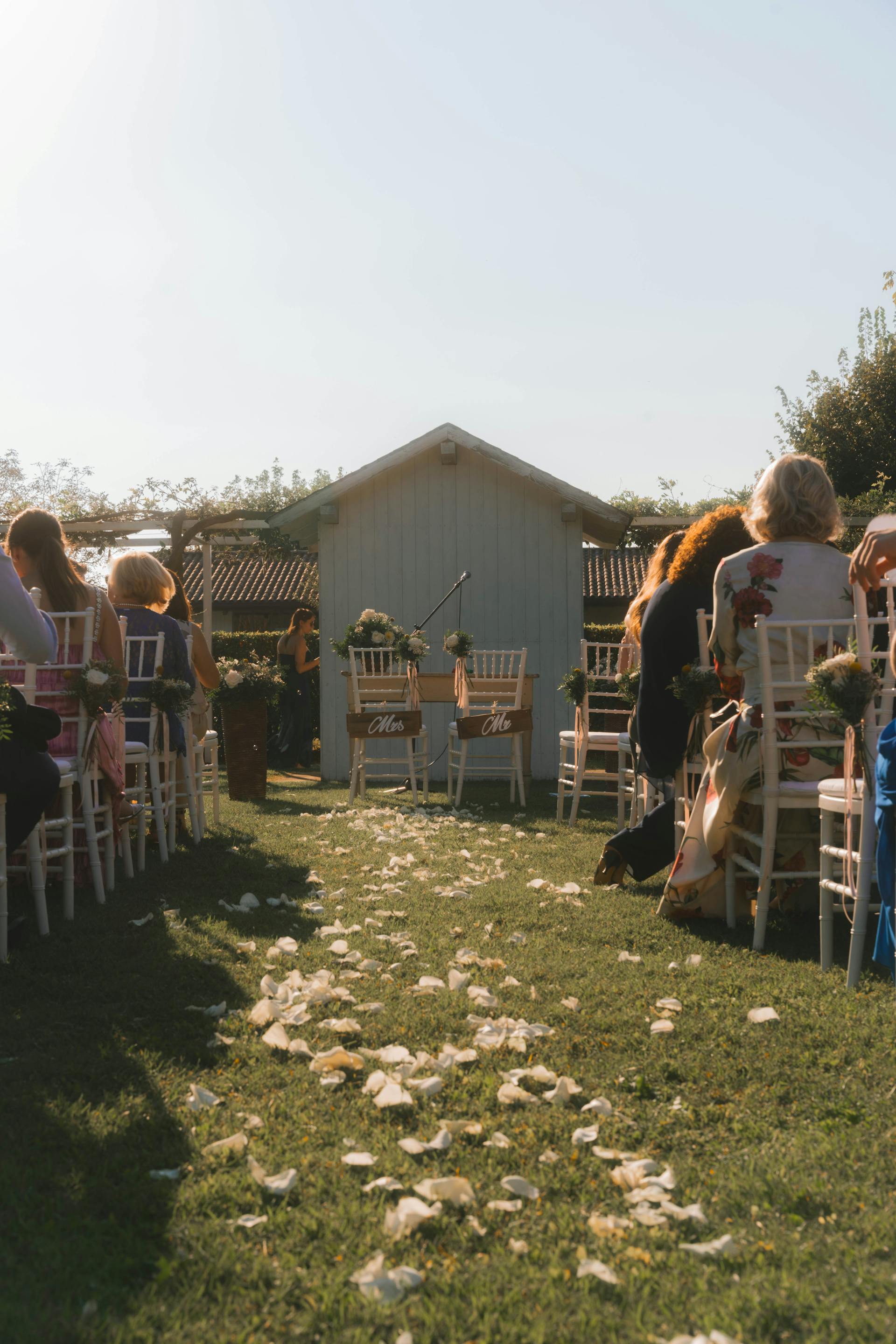 Invitados a una boda en el patio trasero | Fuente: Pexels