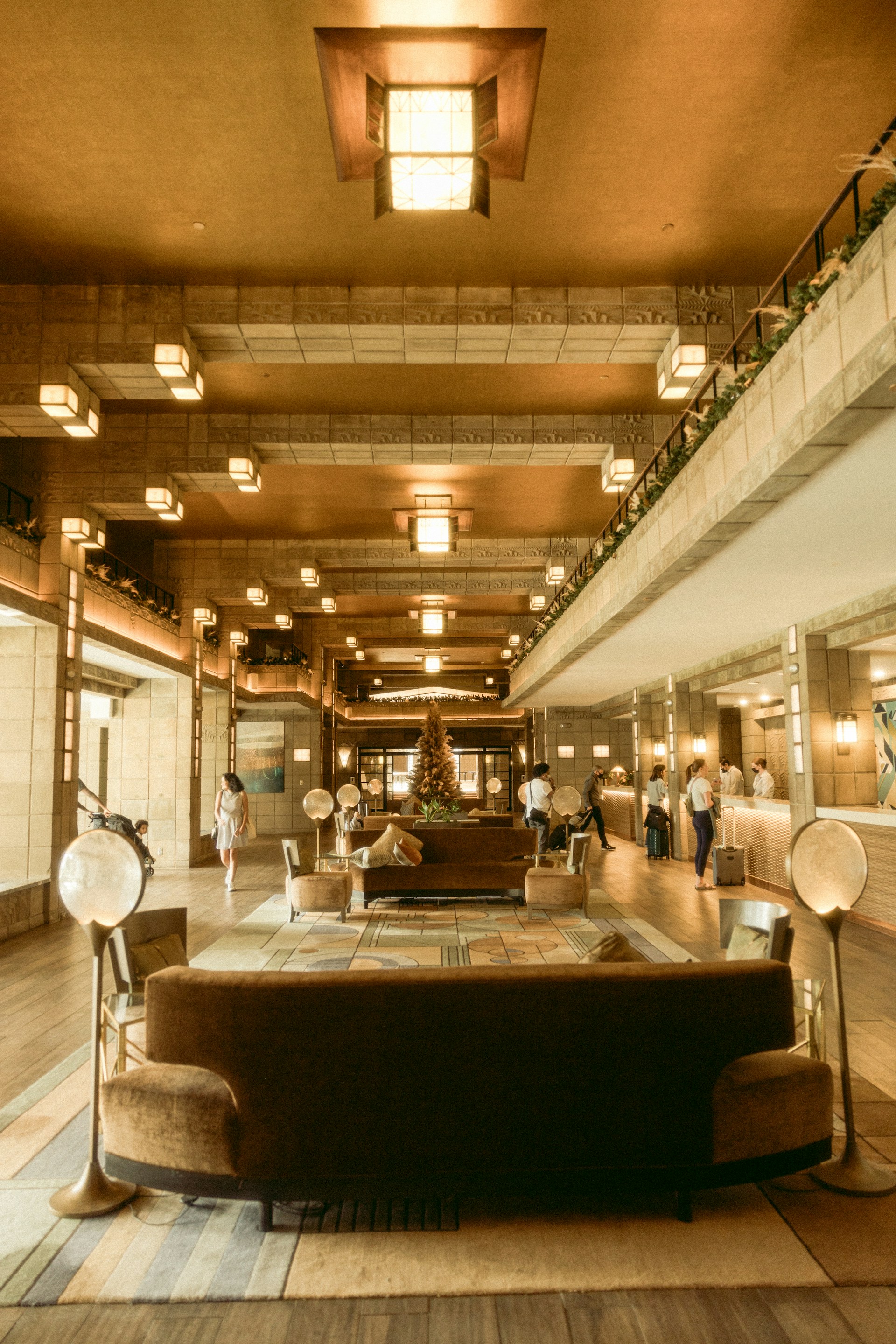 Persone nella hall di un hotel | Fonte: Unsplash