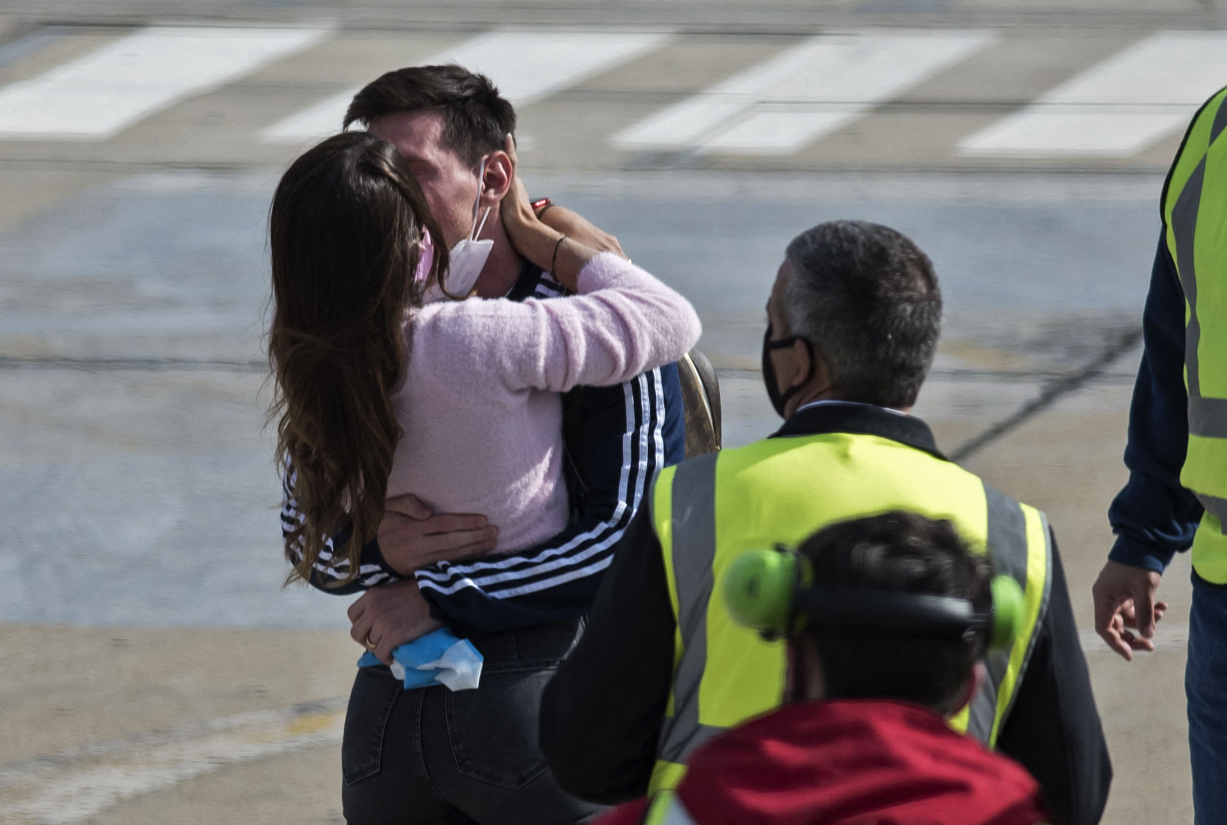 Lionel Messi y su esposa Antonela Roccuzzo se besan a su llegada al aeropuerto Islas Malvinas en Rosario, provincia de Santa Fe, Argentina, el 11 de julio de 2021, después de que Argentina ganara la final de la Copa América de fútbol 2021 contra Brasil. | Fuente: Getty Images