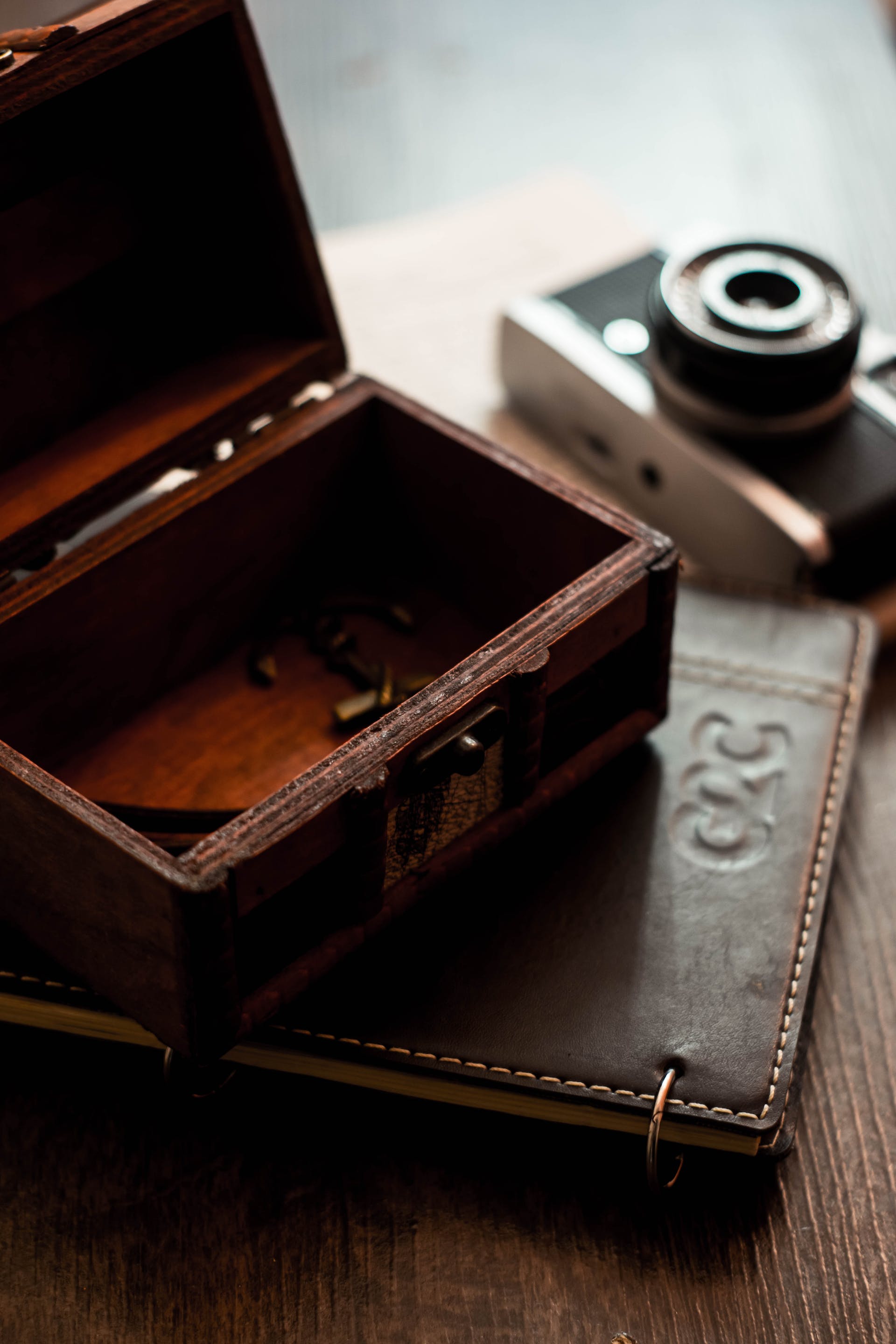 Caja de madera y cuaderno | Fuente: Pexels