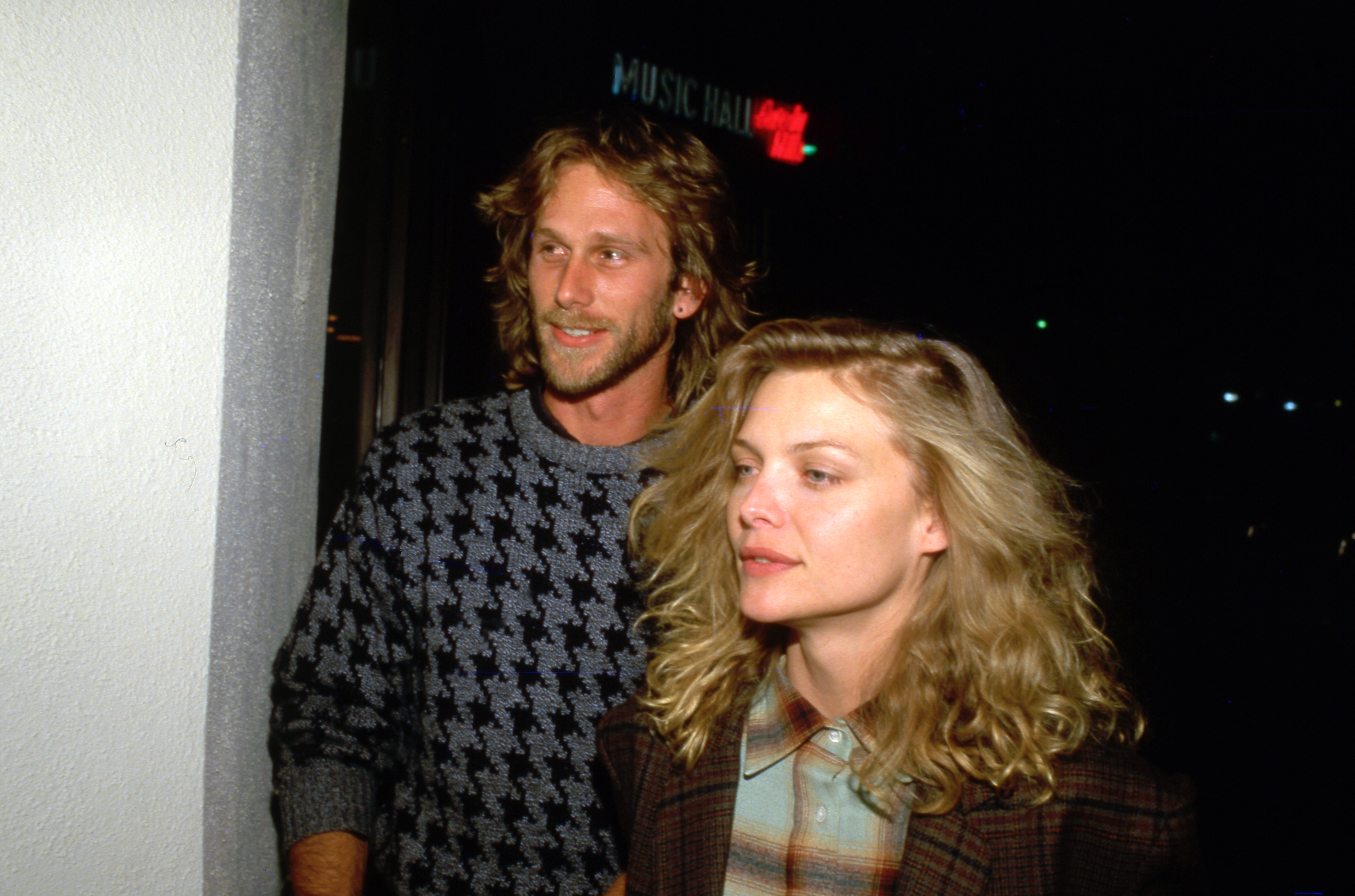 Peter Horton y Michelle Pfeiffer fotografiados el 4 de diciembre de 1988 | Fuente: Getty Images