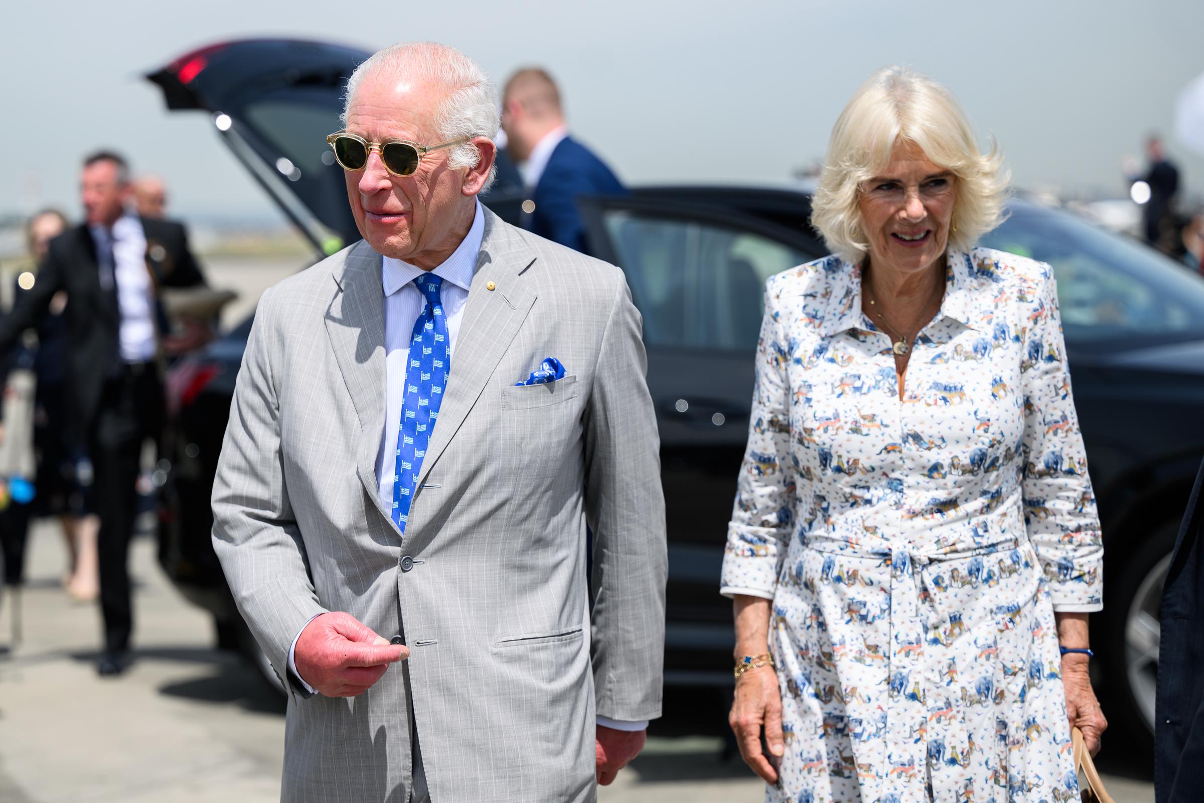 El rey Charles III y la reina Camilla en el Aeropuerto Kingsford Smith de Sidney el 23 de octubre de 2024, en Sidney, Australia. | Fuente: Getty Images