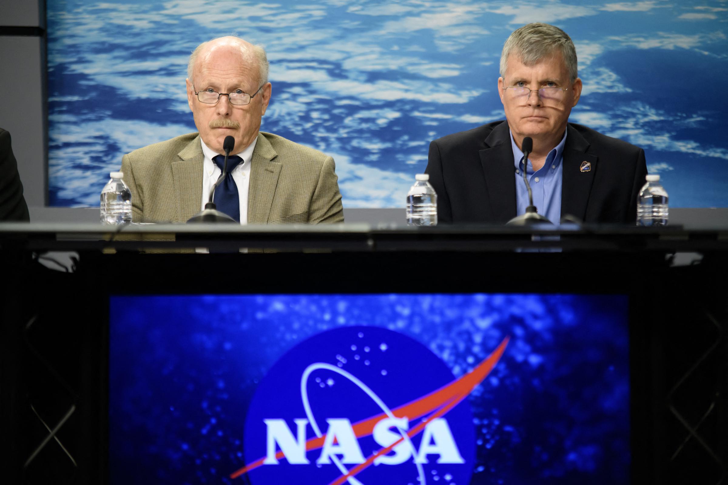 Funcionarios de la agencia NASA escuchan preguntas durante una rueda de prensa para hablar de los planes para devolver a dos astronautas que se quedaron varados en la Estación Espacial Internacional, el 24 de agosto de 2024 | Fuente: Getty Images