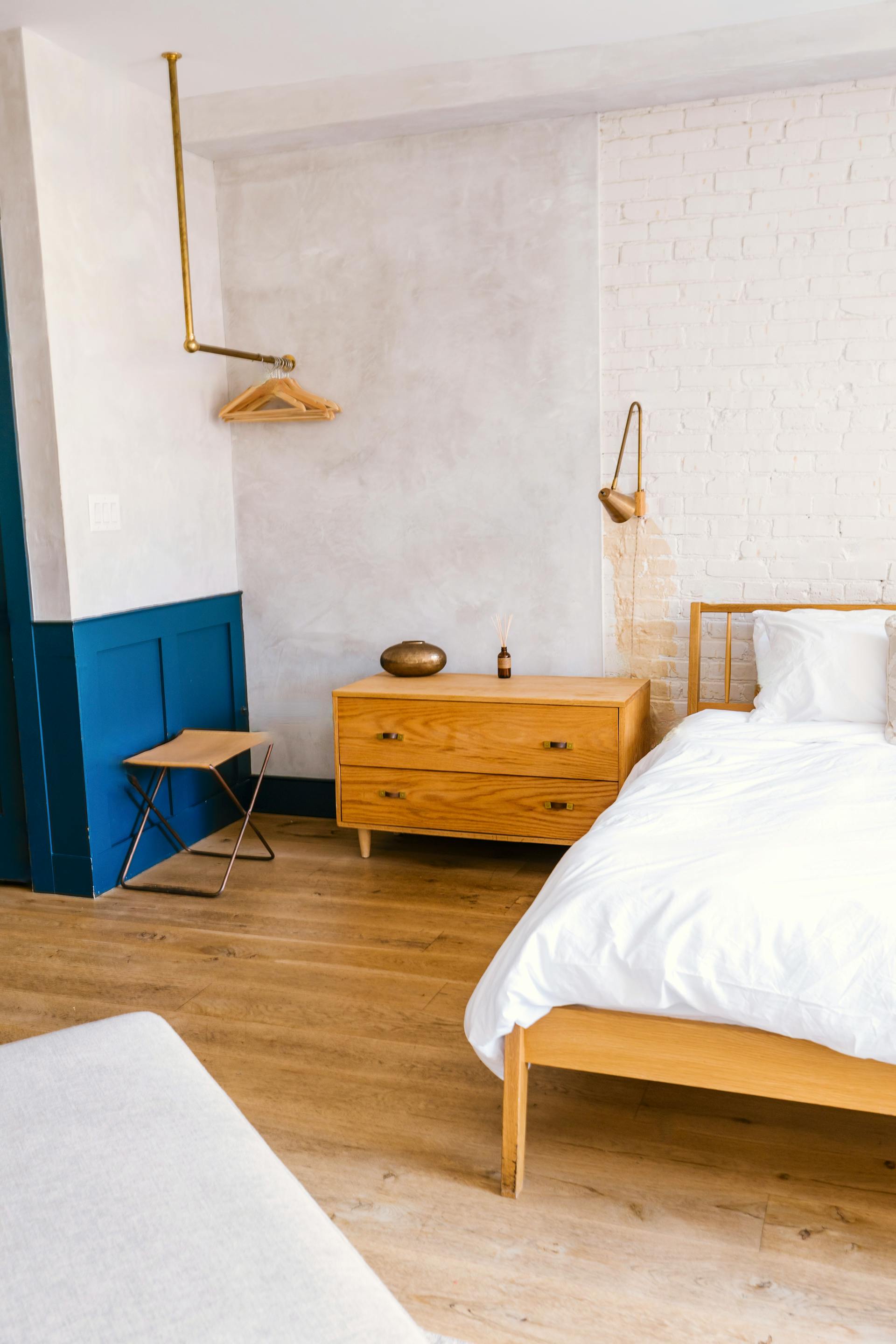 Una pequeña habitación de hotel | Fuente: Pexels