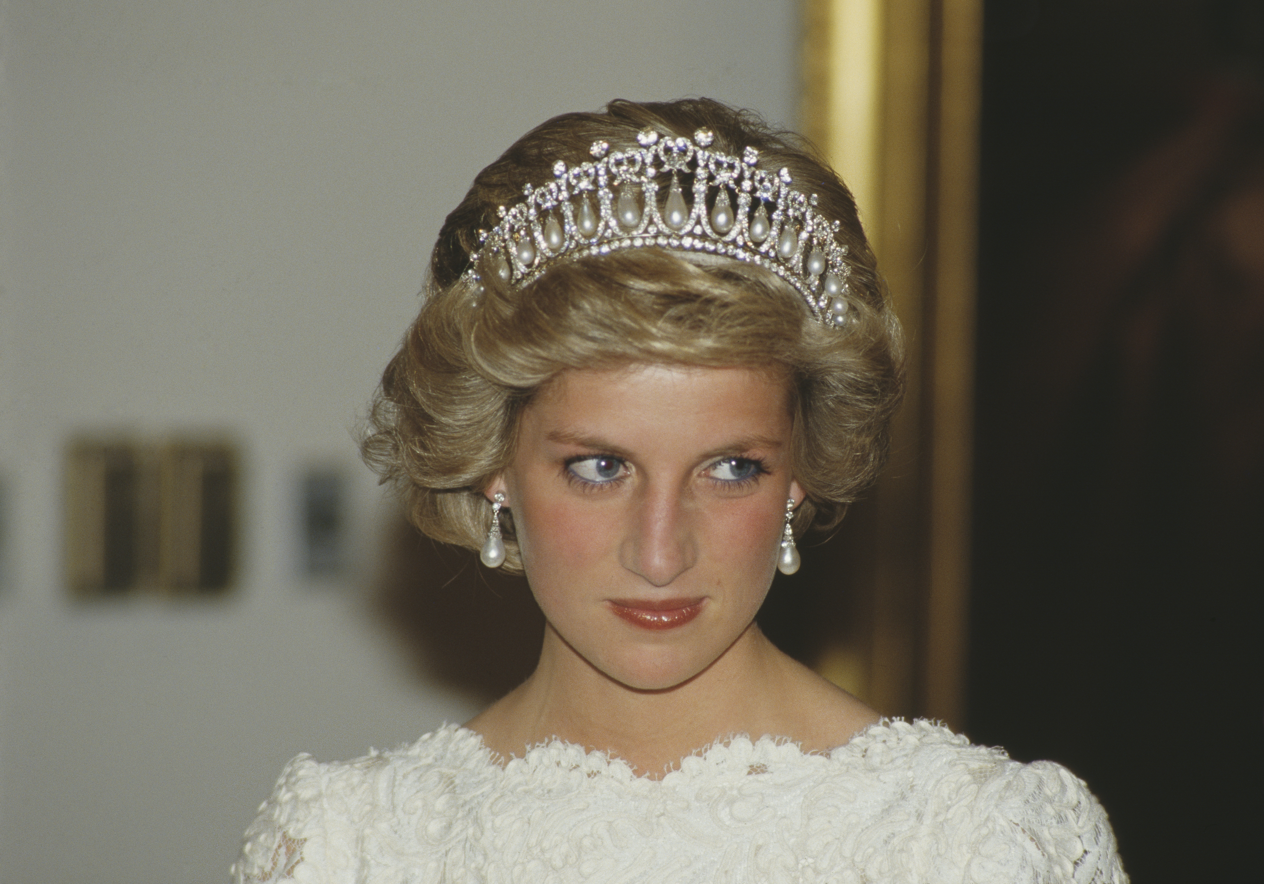 Diana, princesa de Gales, asiste a una cena en la Embajada Británica en Washington, DC, en noviembre de 1985. | Fuente: Getty Images