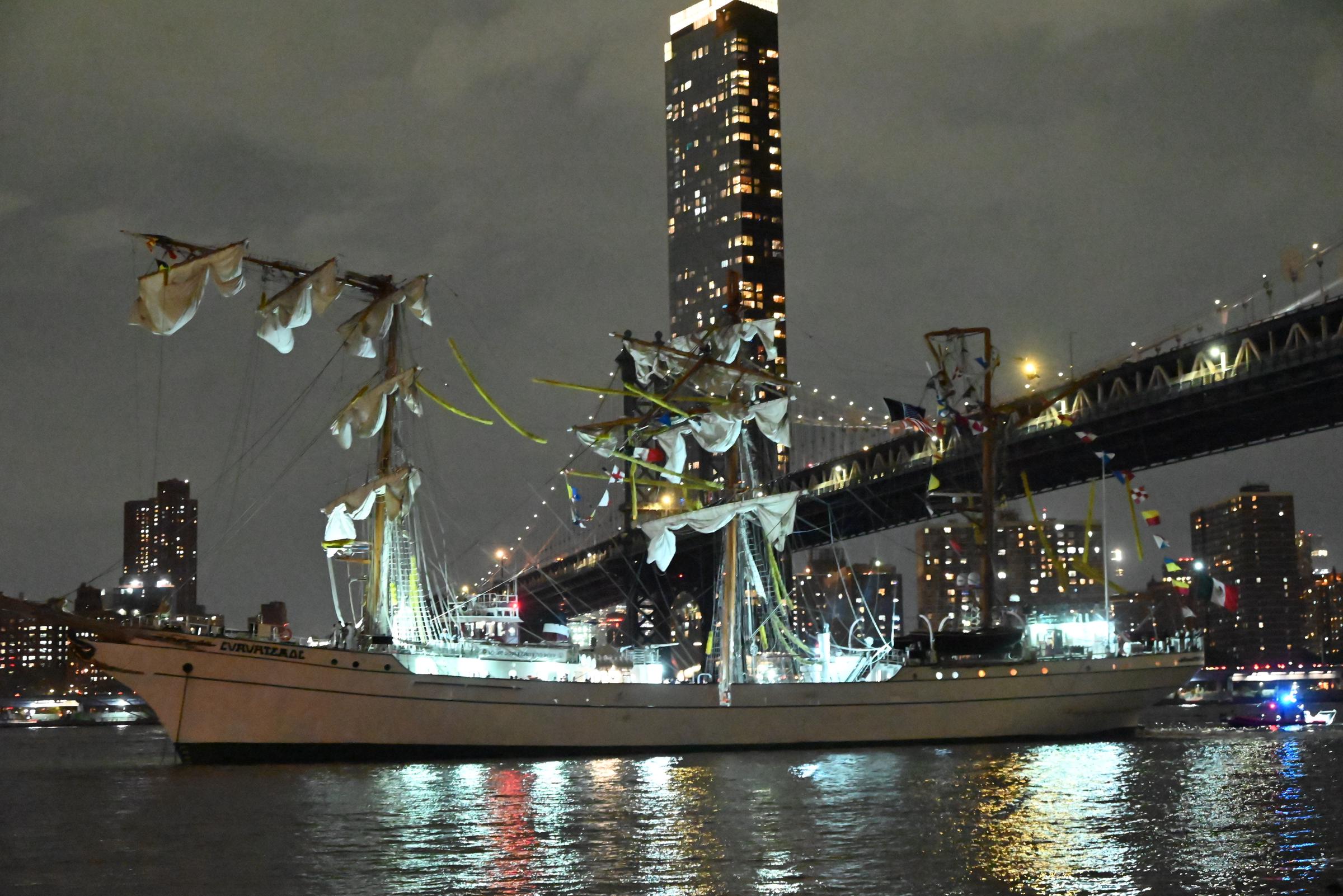 Un buque de guerra de la Armada de México, que realizaba una visita festiva a Nueva York, se estrella contra el Puente de Brooklyn en Manhattan, Nueva York, Estados Unidos, el sábado 17 de mayo de 2025. | Fuente: Getty Images.