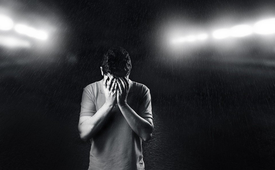 Hombre llorando bajo la lluvia. | Imagen: Pixabay