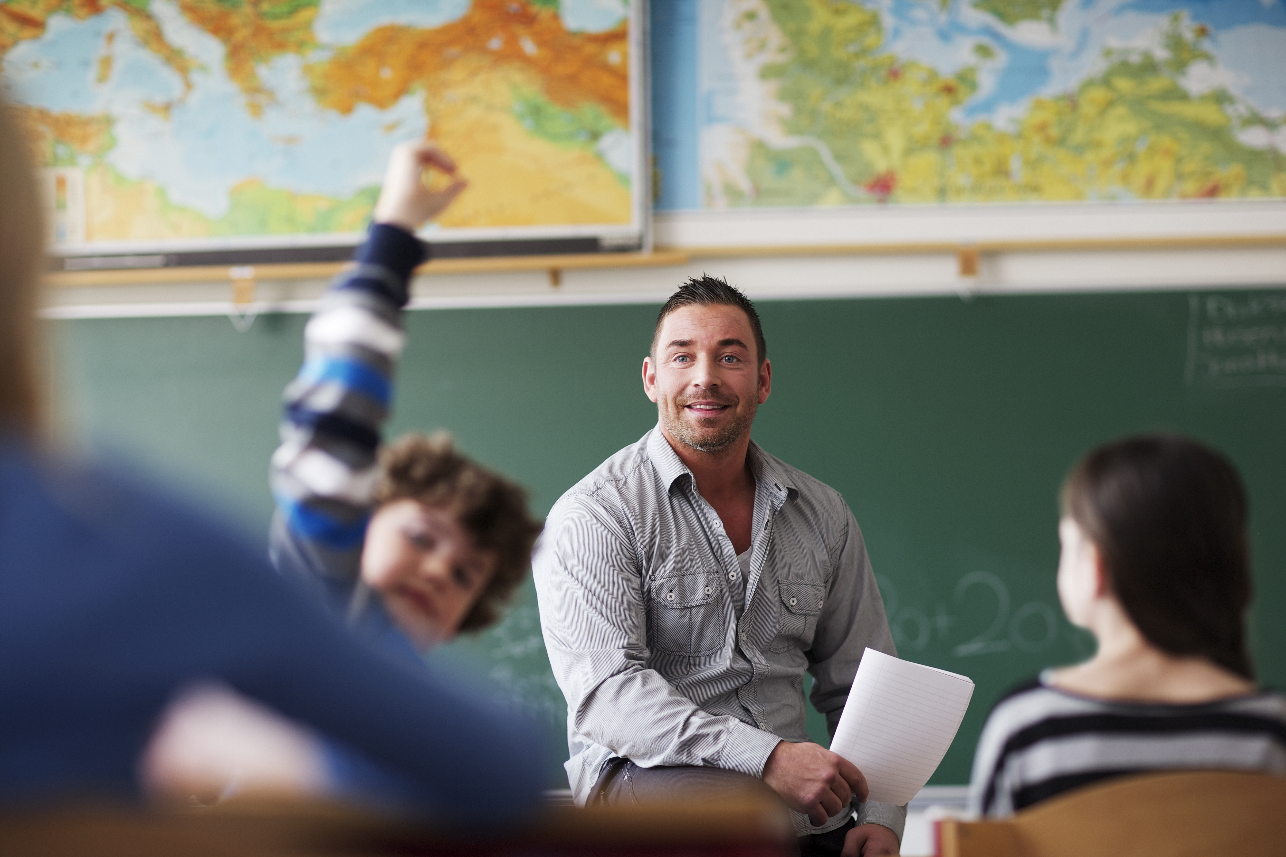 Profesor en clase con sus alumnos | Foto: Getty Images