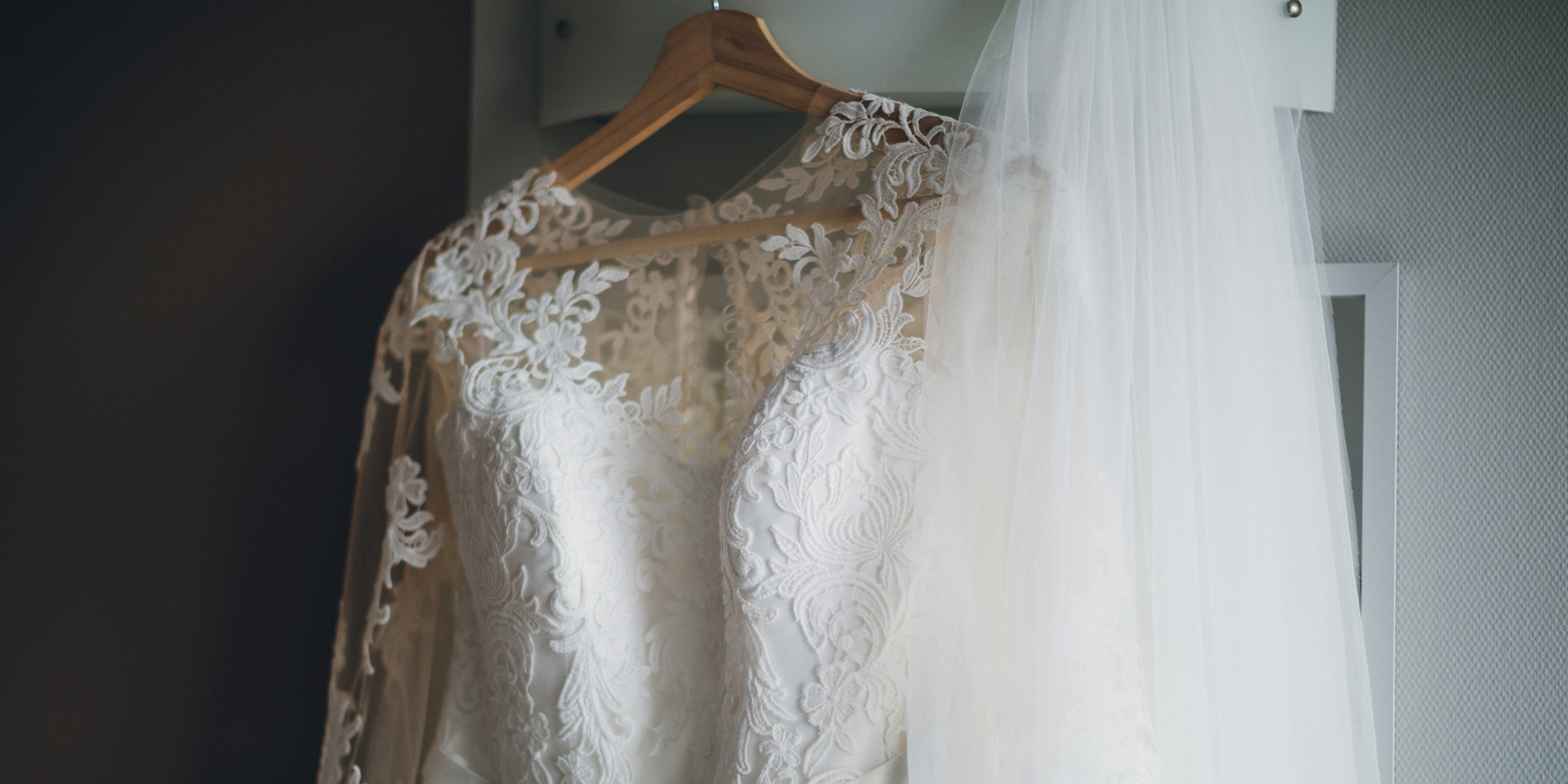 Una boda colgada del marco de una puerta | Fuente: Shutterstock