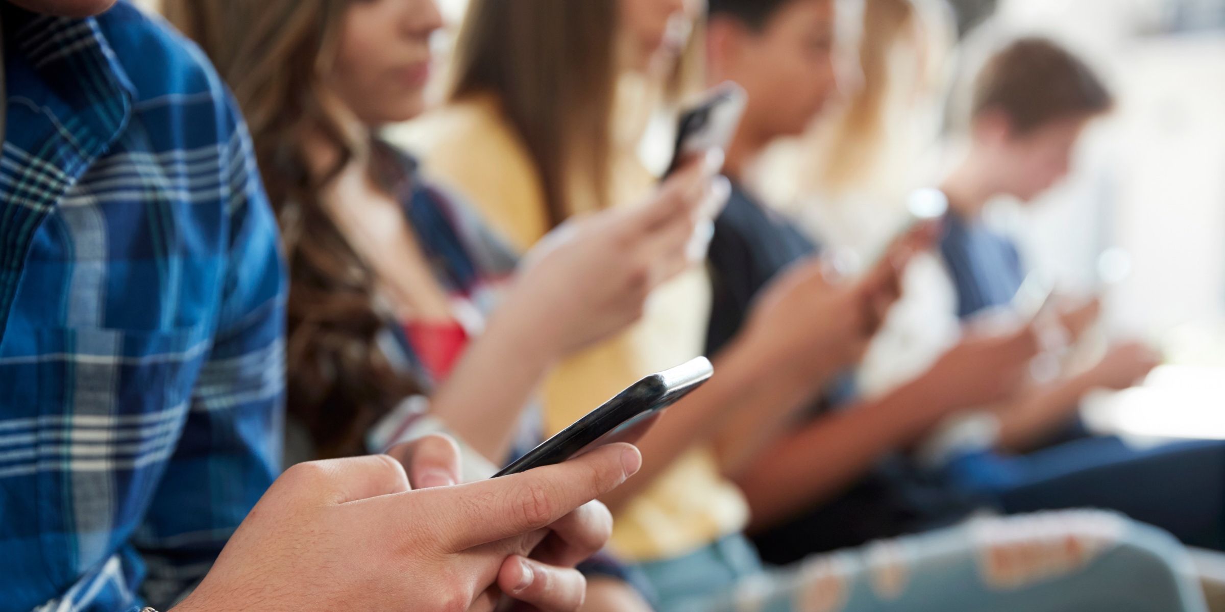 Adolescenti al cellulare | Fonte: Getty Images