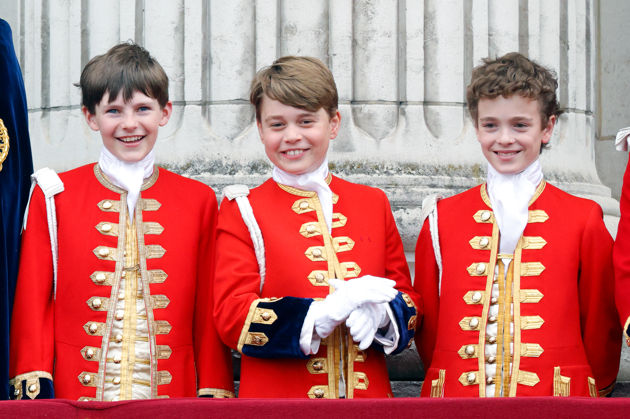 Los pajes de Honor Ralph Tollemache, el príncipe George de Gales y lord Oliver Cholmondeley en el Palacio de Buckingham durante la Coronación del rey Charles III en Londres en 2023 | Foto: Getty Images