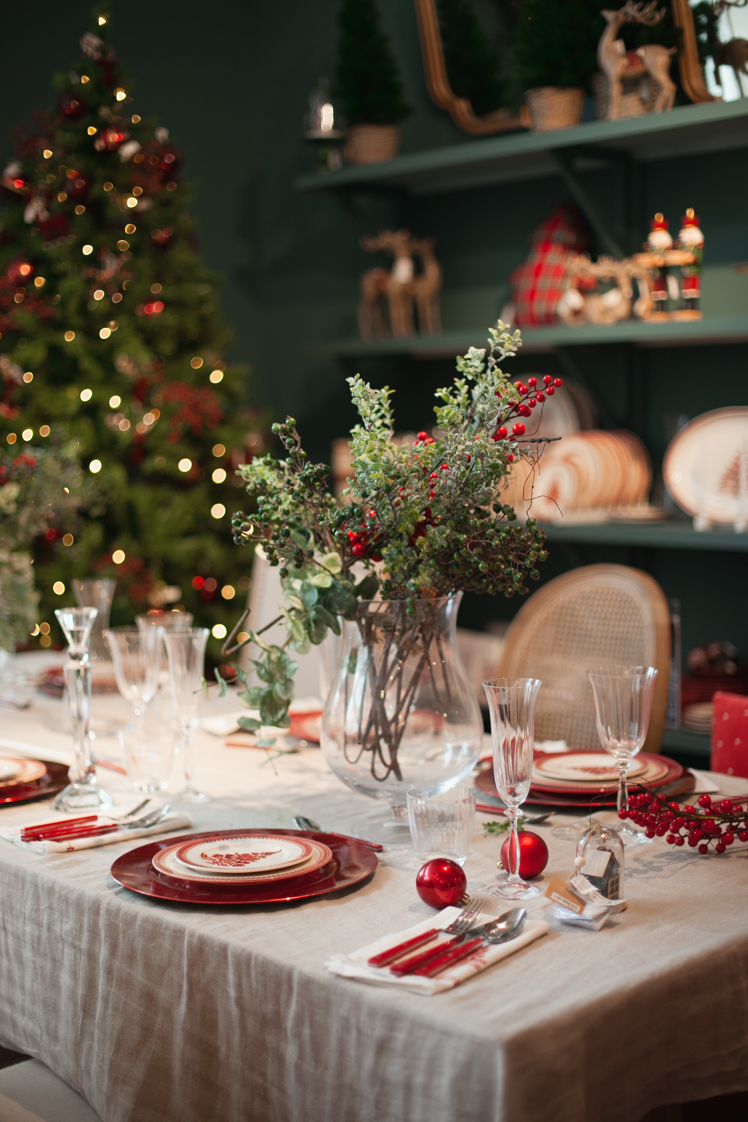 Mesa navideña festiva | Fuente: Shutterstock
