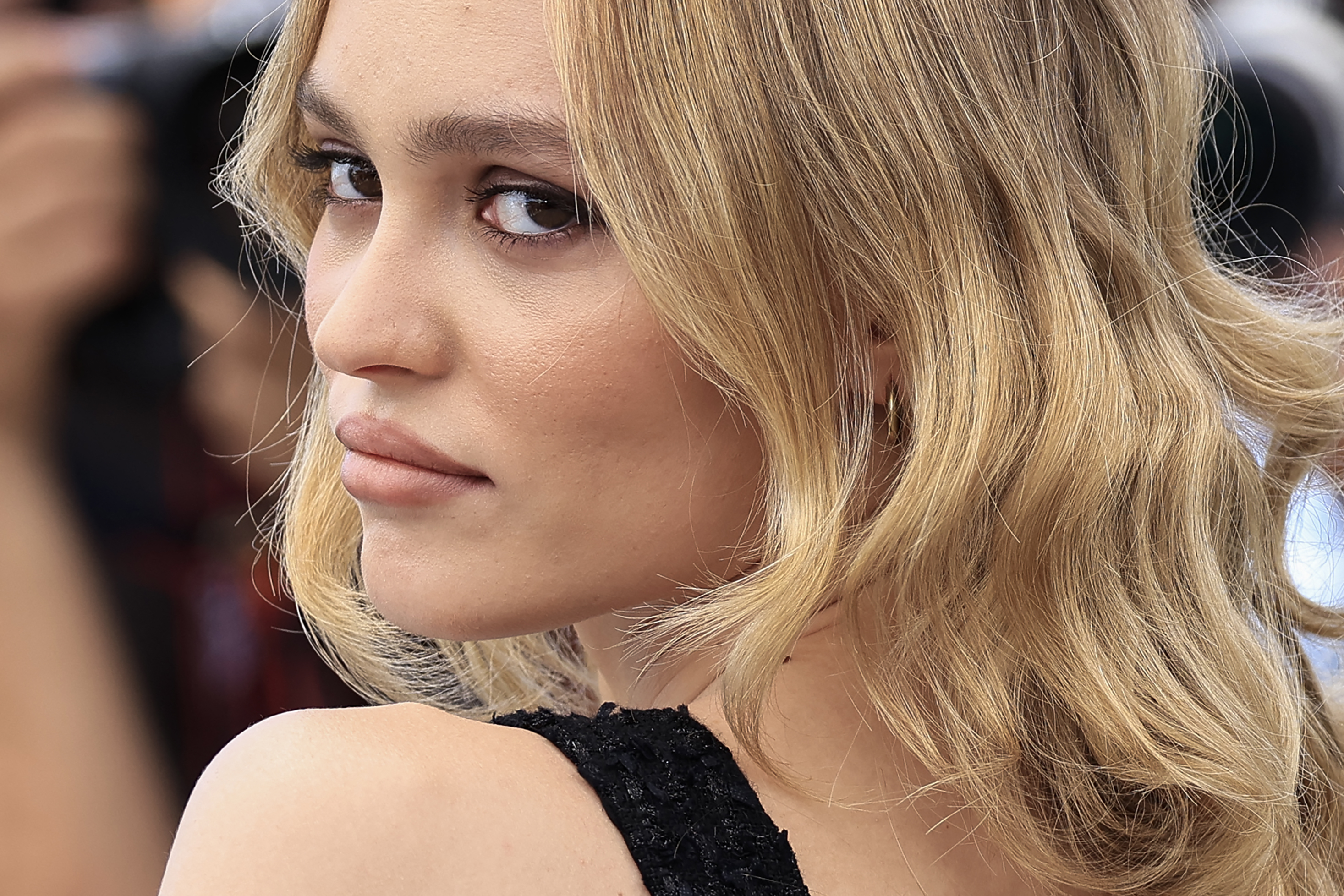 Lily-Rose Depp asistió al Festival de Cannes de 2023 para promocionar "The Idol", serie en la que interpretó a Jocelyn. Su aparición ante los fotógrafos tuvo lugar en una carrera que incluye papeles protagónicos y debates públicos sobre sus actuaciones. | Fuente: Getty Images