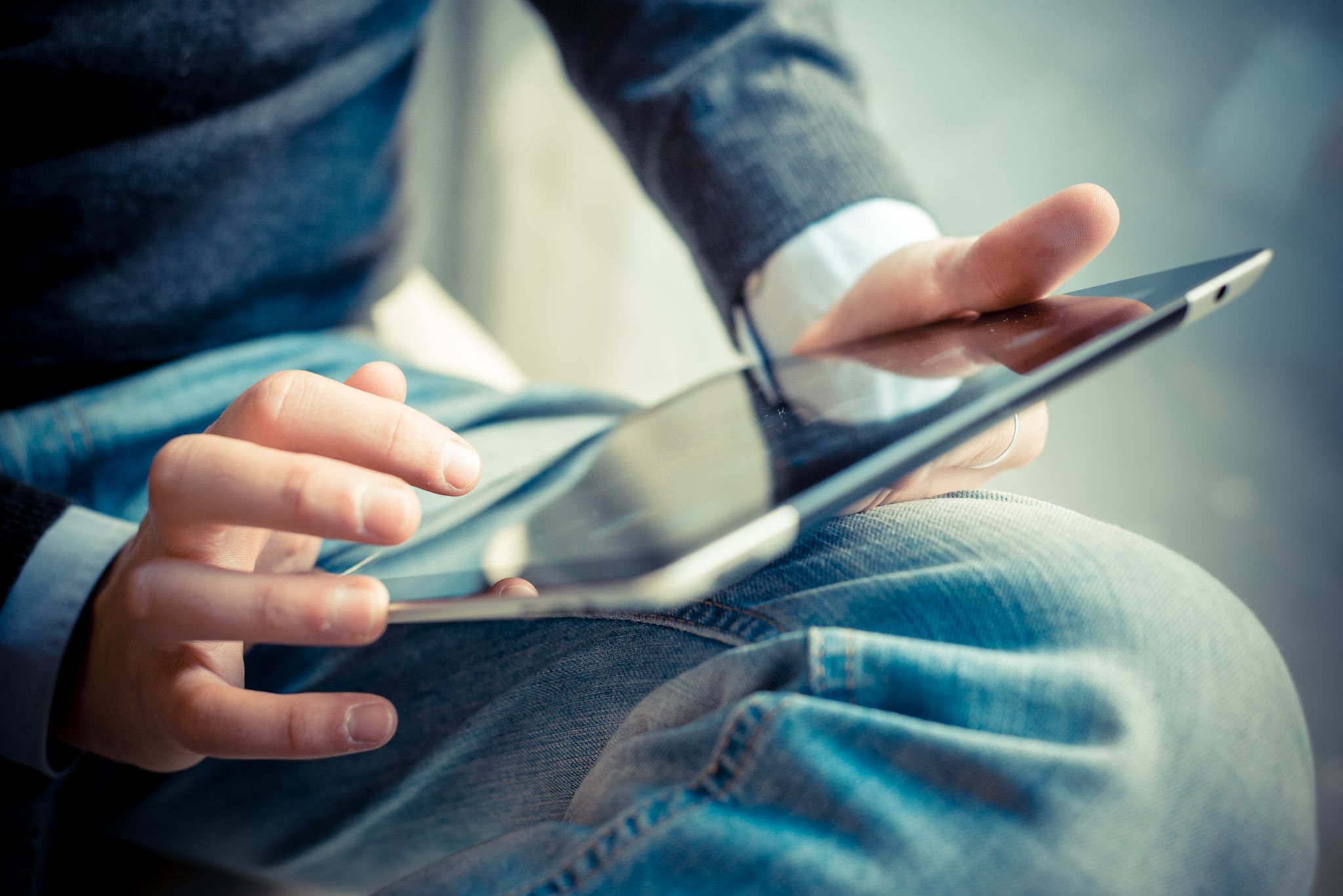Una persona pasando por una tableta. | Foto: Shutterstock