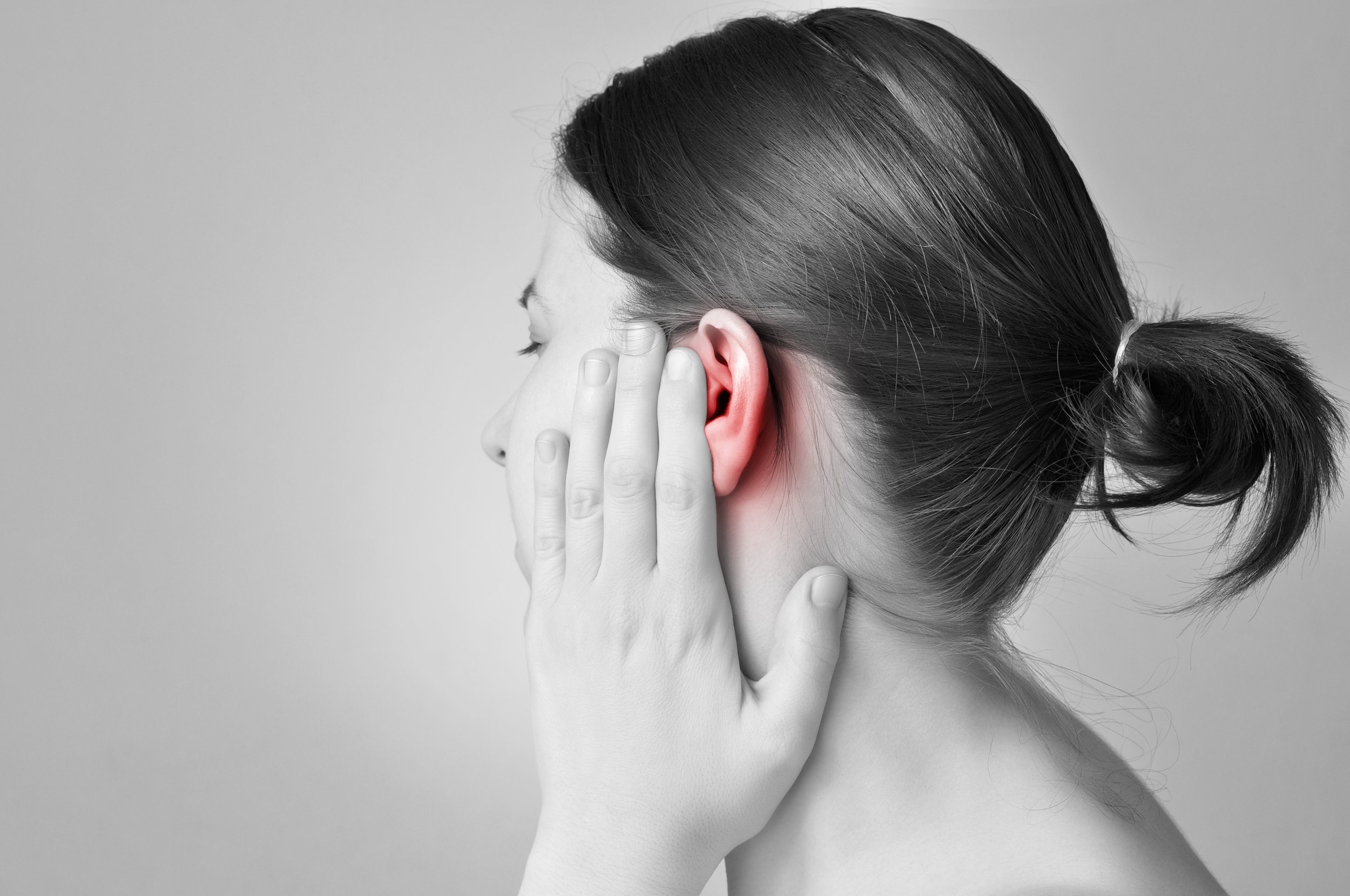 Mujer con dolor de oído. Fuente: Shutterstock