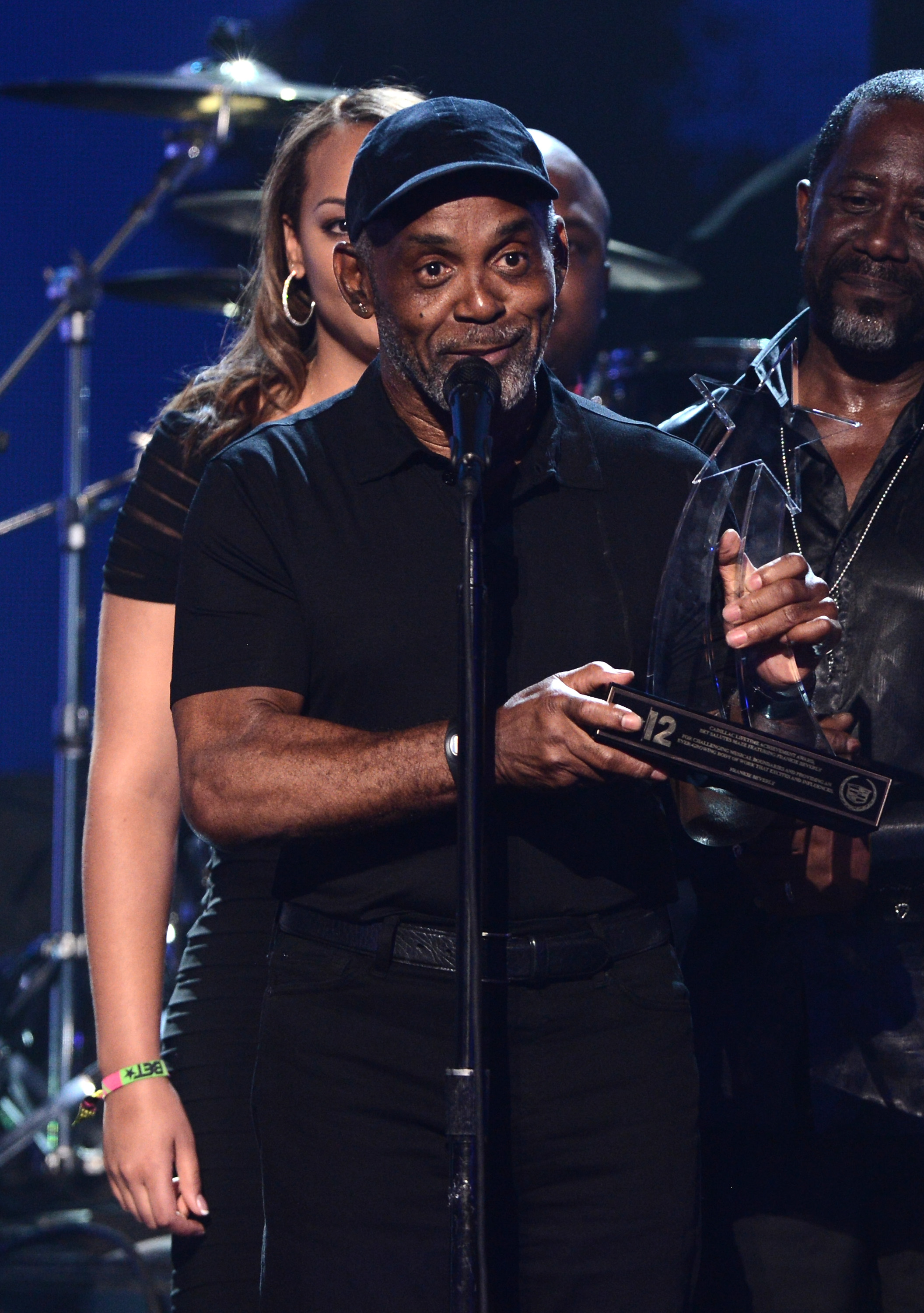 Frankie Beverly acepta el Premio a la Trayectoria en el escenario durante los Premios BET 2012 en Los Ángeles, California, el 1 de julio de 2012 | Fuente: Getty Images