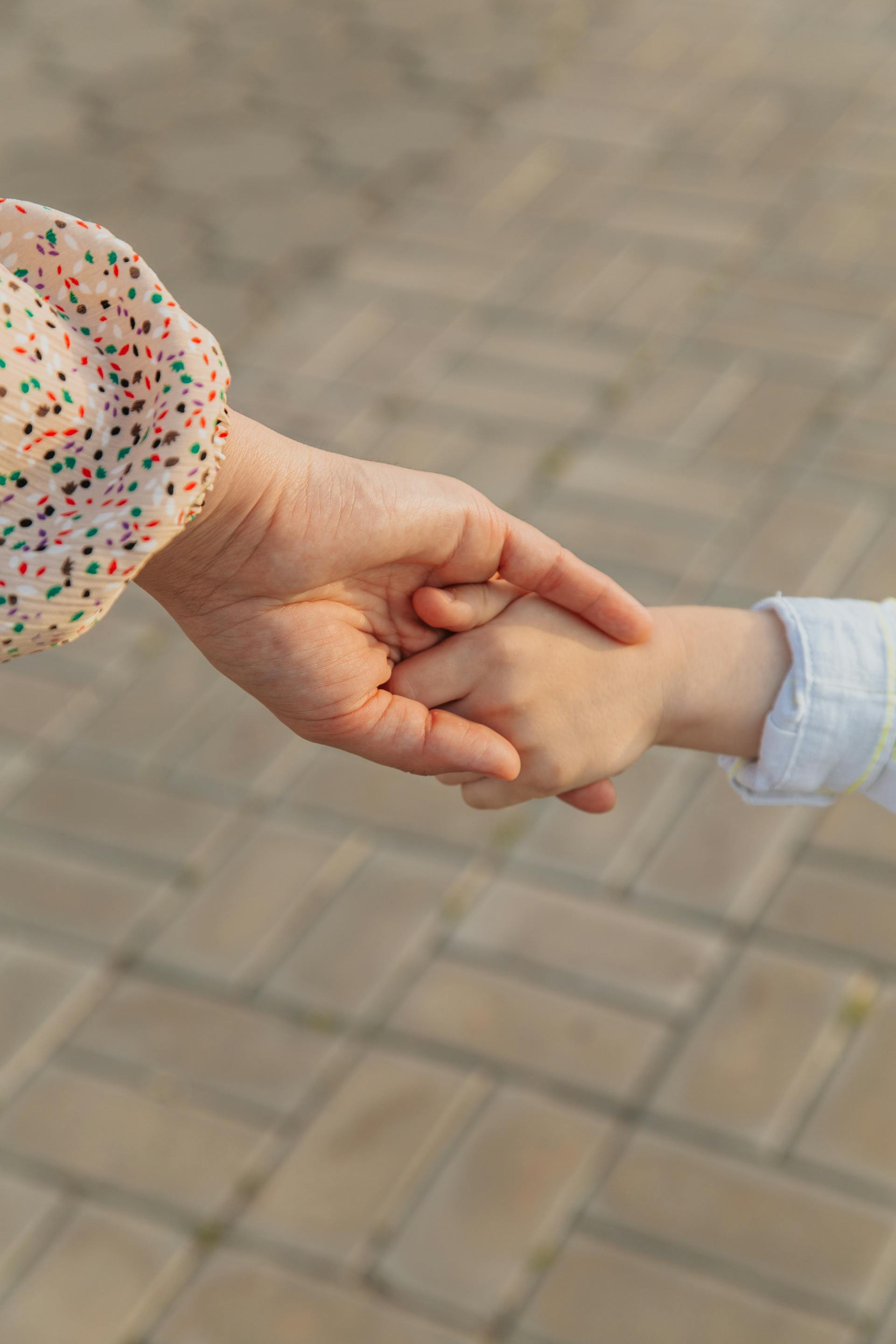 Un niño cogido de la mano de su madre | Fuente: Pexels