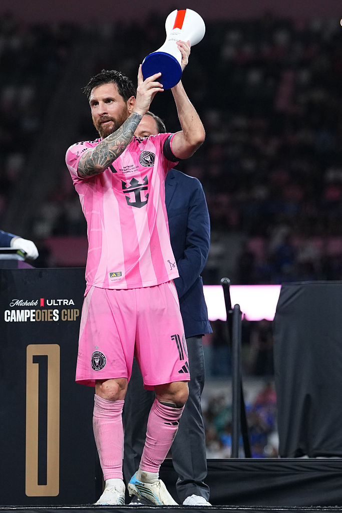 Lionel Messi, del Inter Miami CF (n.º 10), levanta el trofeo al «Jugador del partido» tras ganar el encuentro de la Campeones Cup 2026 entre el Inter Miami CF y el Cruz Azul en el Nu Stadium, el 16 de septiembre de 2026 en Miami, Florida. | Fuente: Getty Images
