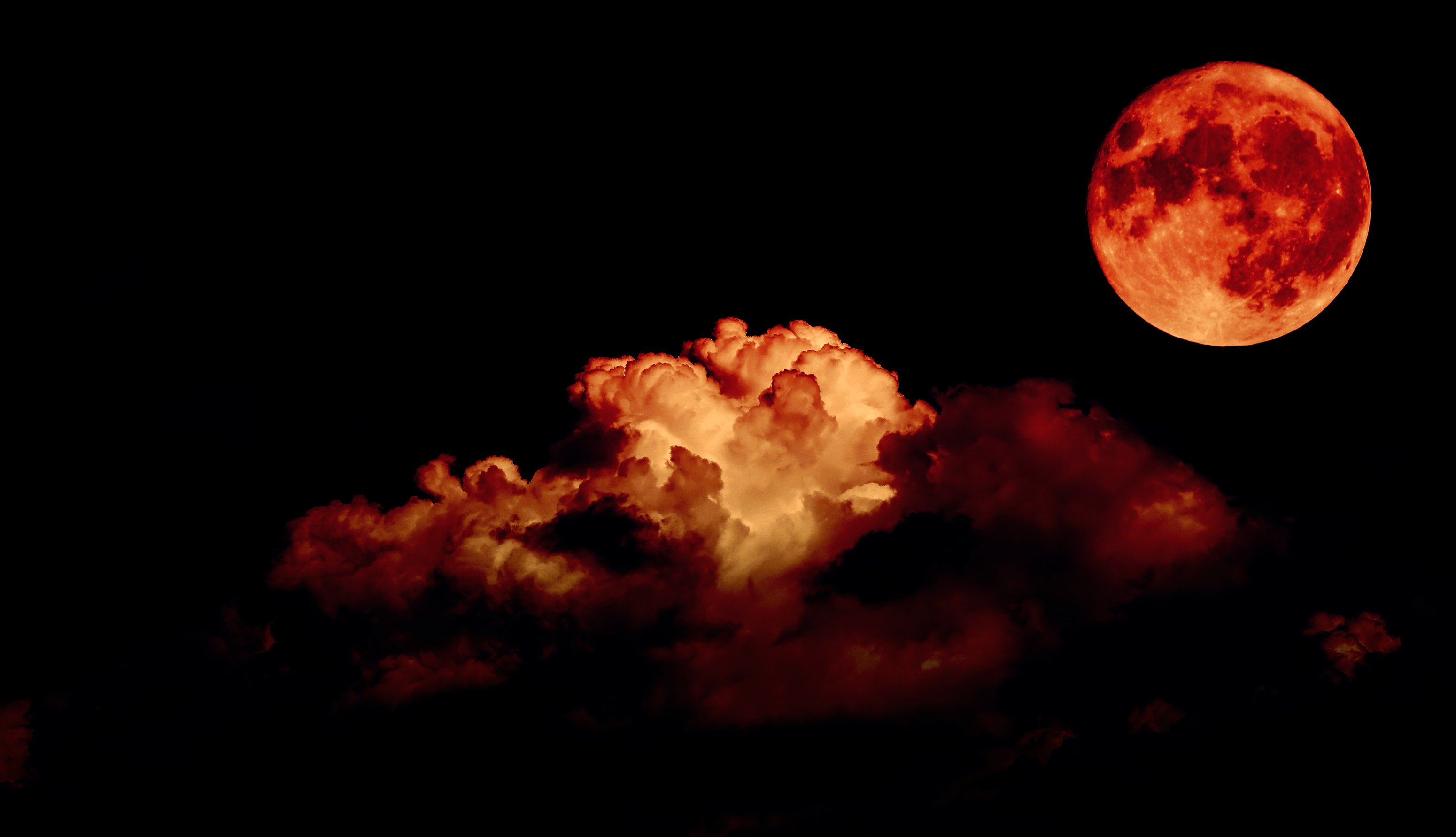 Luna roja en el cielo nocturno. | Foto: Shutterstock