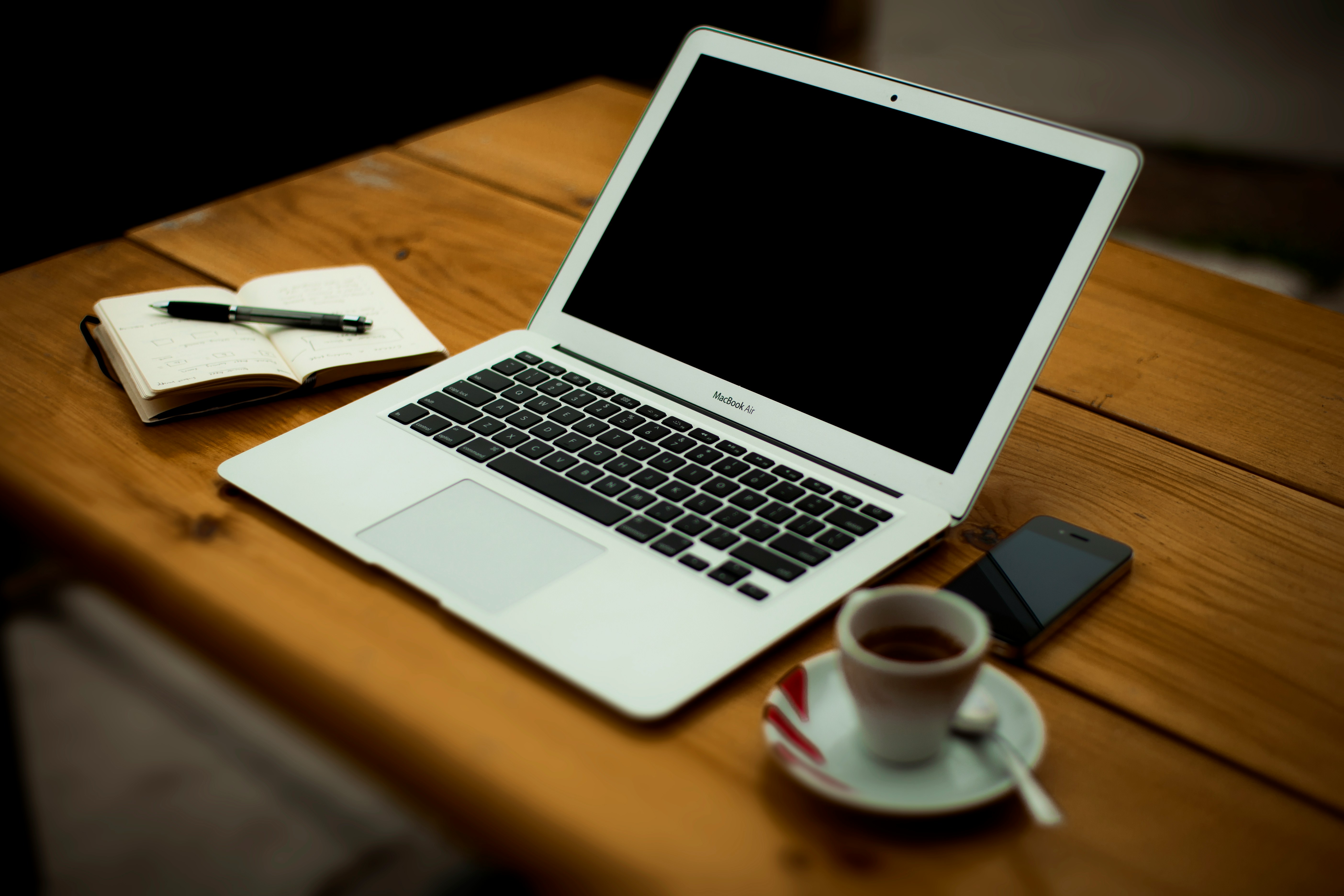 Un portátil sobre una mesa | Fuente: Unsplash