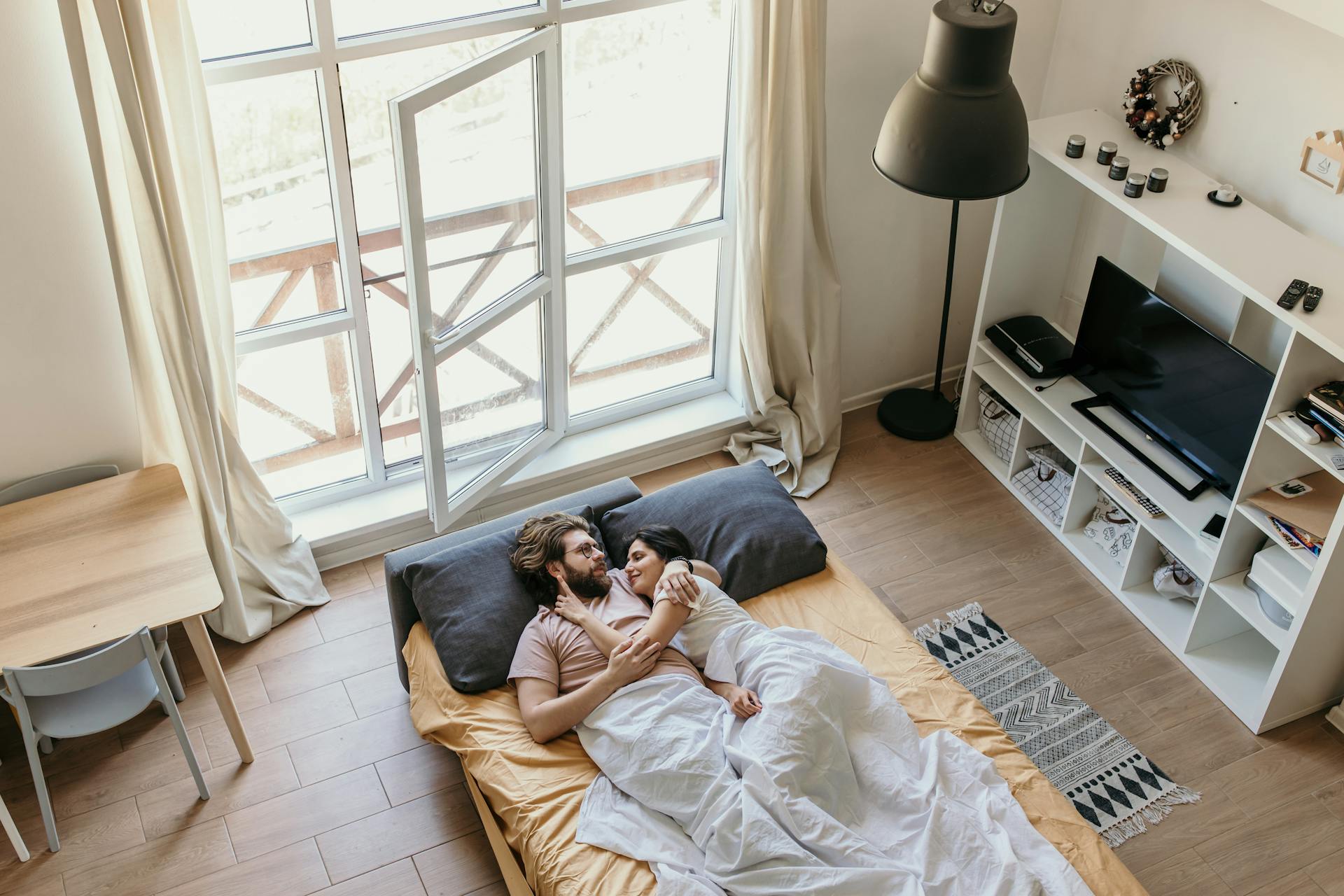 Una pareja en la cama a primera hora de la mañana | Fuente: Pexels