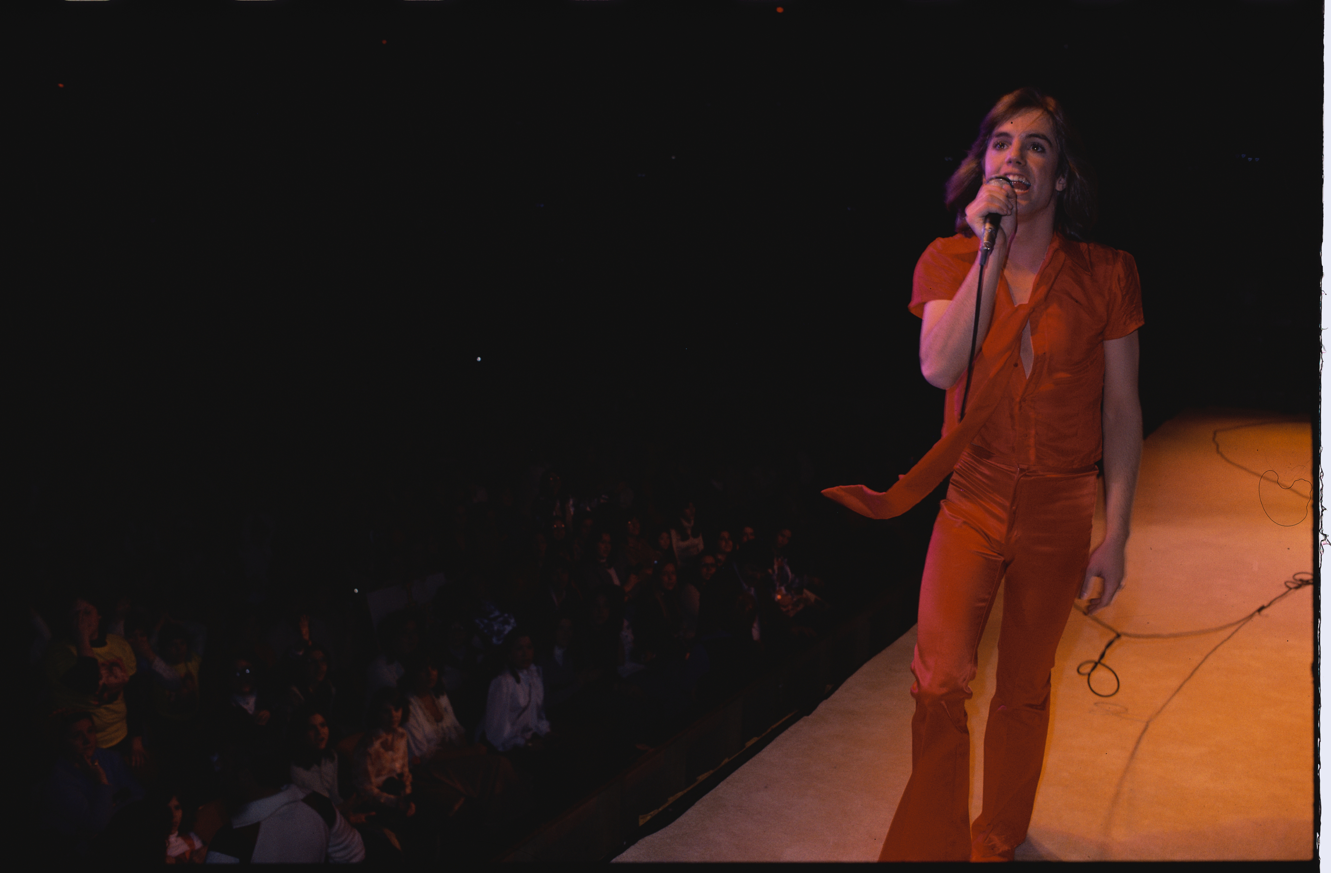 El ídolo adolescente cantando en el escenario el 1 de enero de 1978 | Fuente: Getty Images