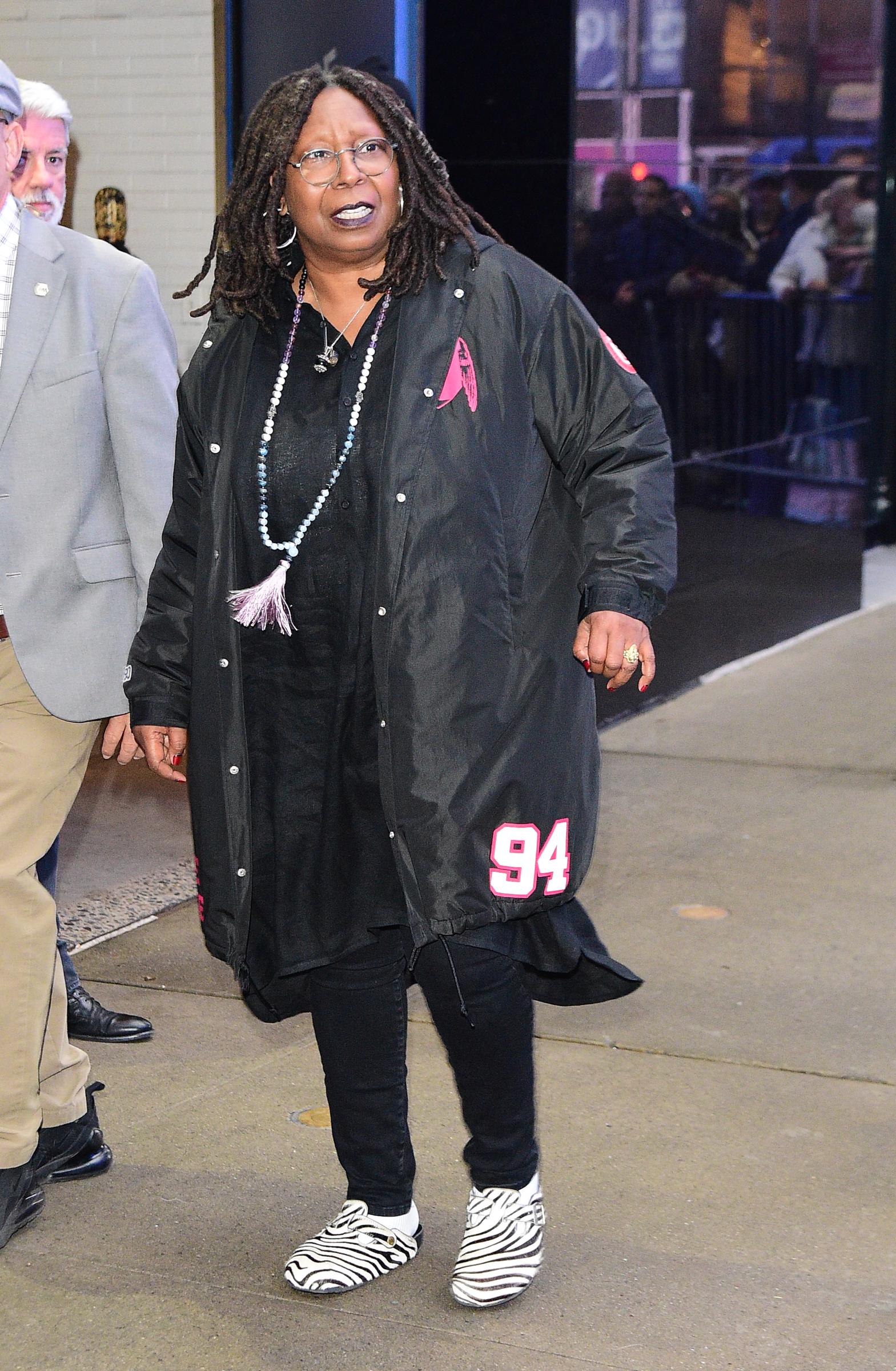 Whoopi Goldberg es vista saliendo de "GMA" el 1 de noviembre de 2022 en la ciudad de Nueva York | Fuente: Getty Images