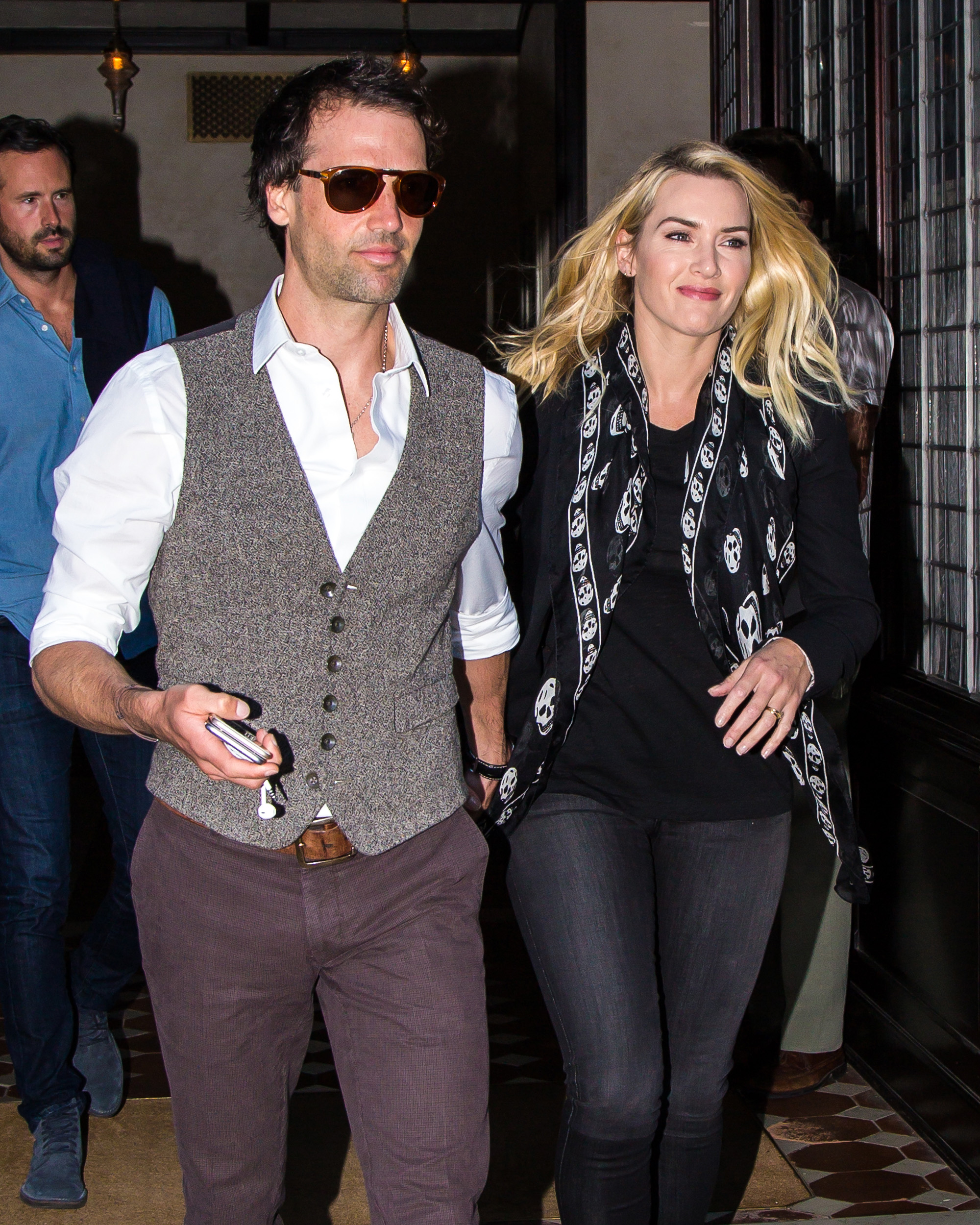 Ned Rocknroll y Kate Winslet son vistos saliendo de un hotel el 6 de octubre de 2015 en Nueva York | Foto: Getty Images