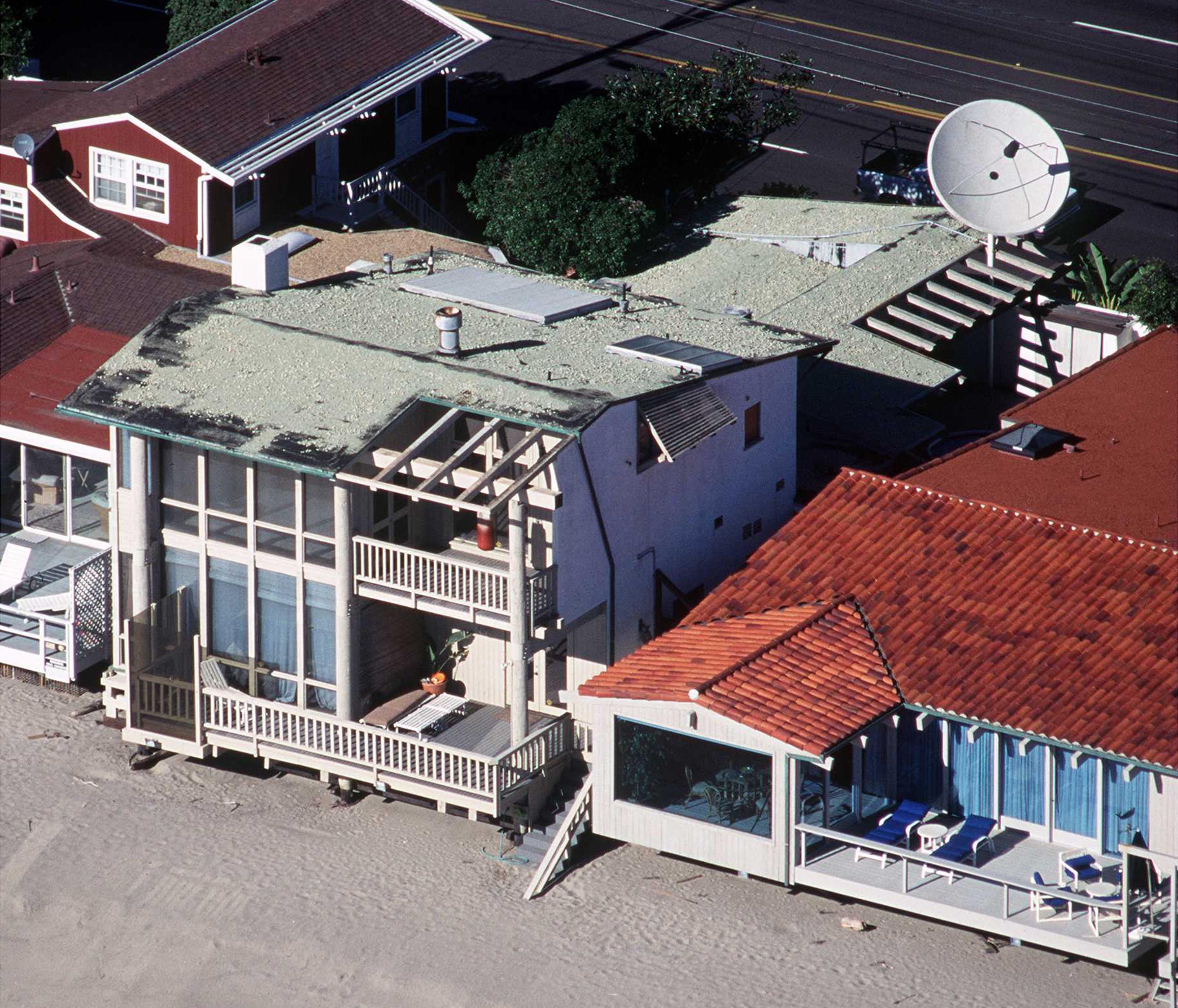 La casa de playa de Ryan O'Neal y Farrah Fawcett, tomada el 1 de diciembre de 1996 en Malibú, California | Fuente: Getty Images
