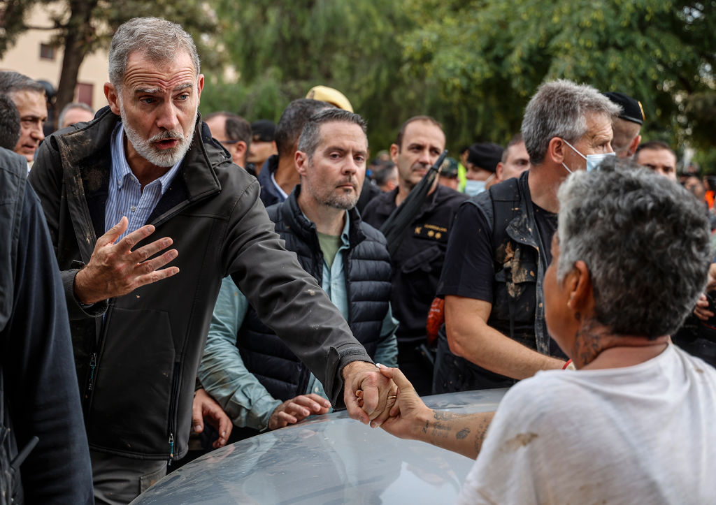 El rey Felipe VI le da la mano a un afectado en Paiporta. | Foto: Getty Images