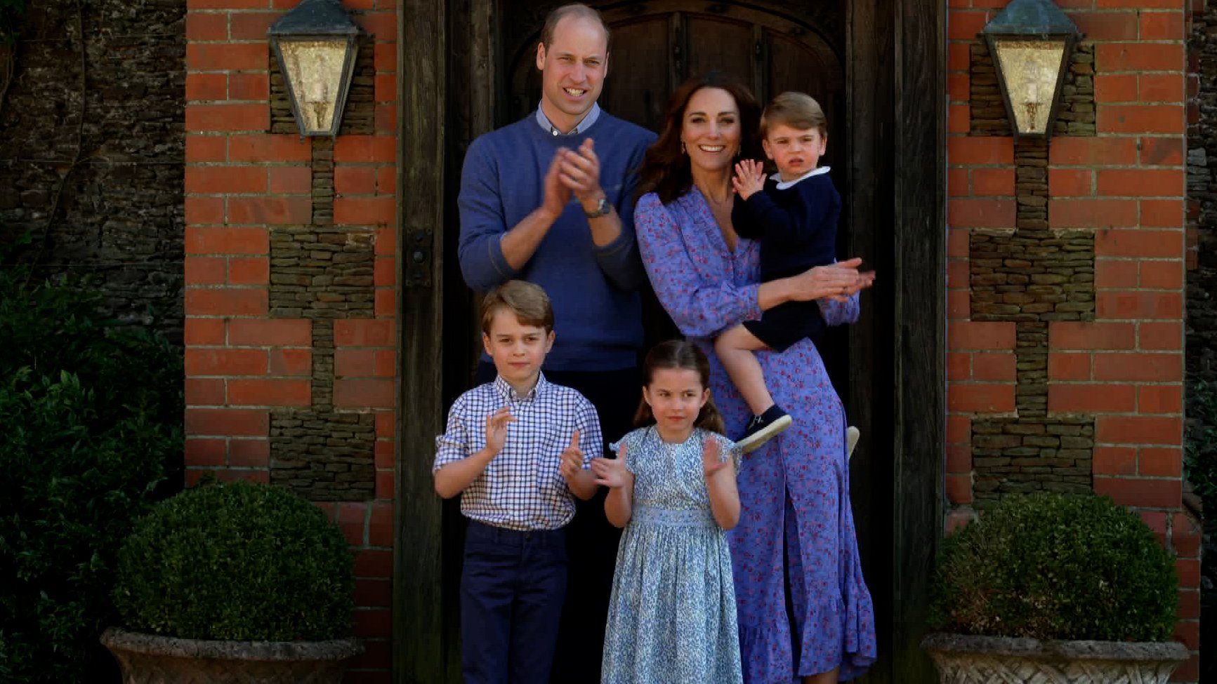 El príncipe William y Kate Middleton con sus hijos el 23 de abril de 2020 en Londres, Inglaterra. | Foto: Getty Images