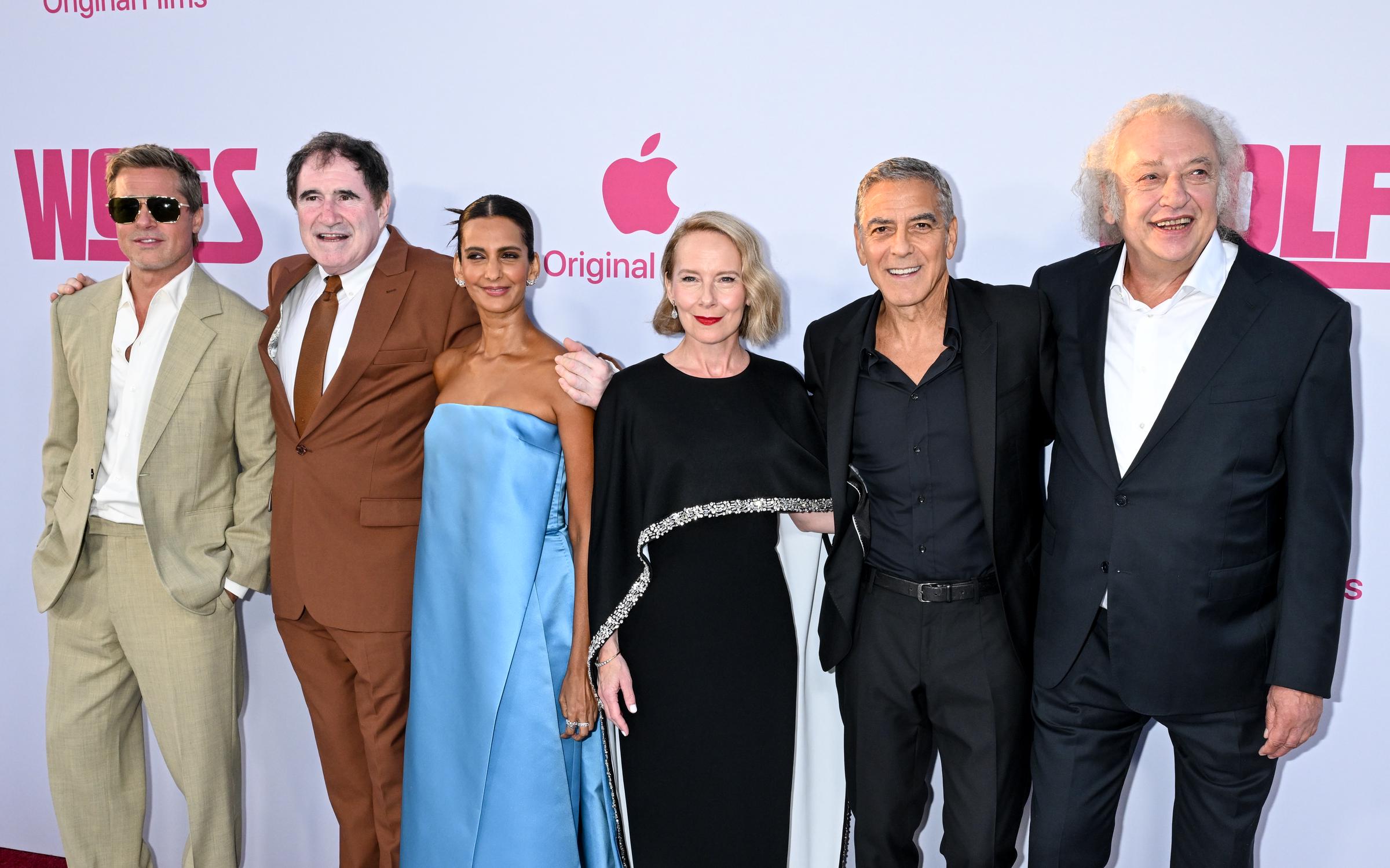 Brad Pitt, Richard Kind, Poorna Jagannathan, Amy Ryan, George Clooney y Zlatko Buri en el estreno de "Wolfs" celebrado en el Teatro Chino TCL el 18 de septiembre de 2024 en Los Ángeles, California | Fuente: Getty Images