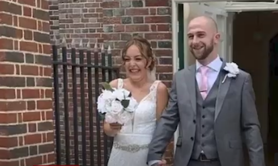 Beth y Luke Martin el día de su boda. | Fuente: YouTube/Diario La Prensa - Premium.