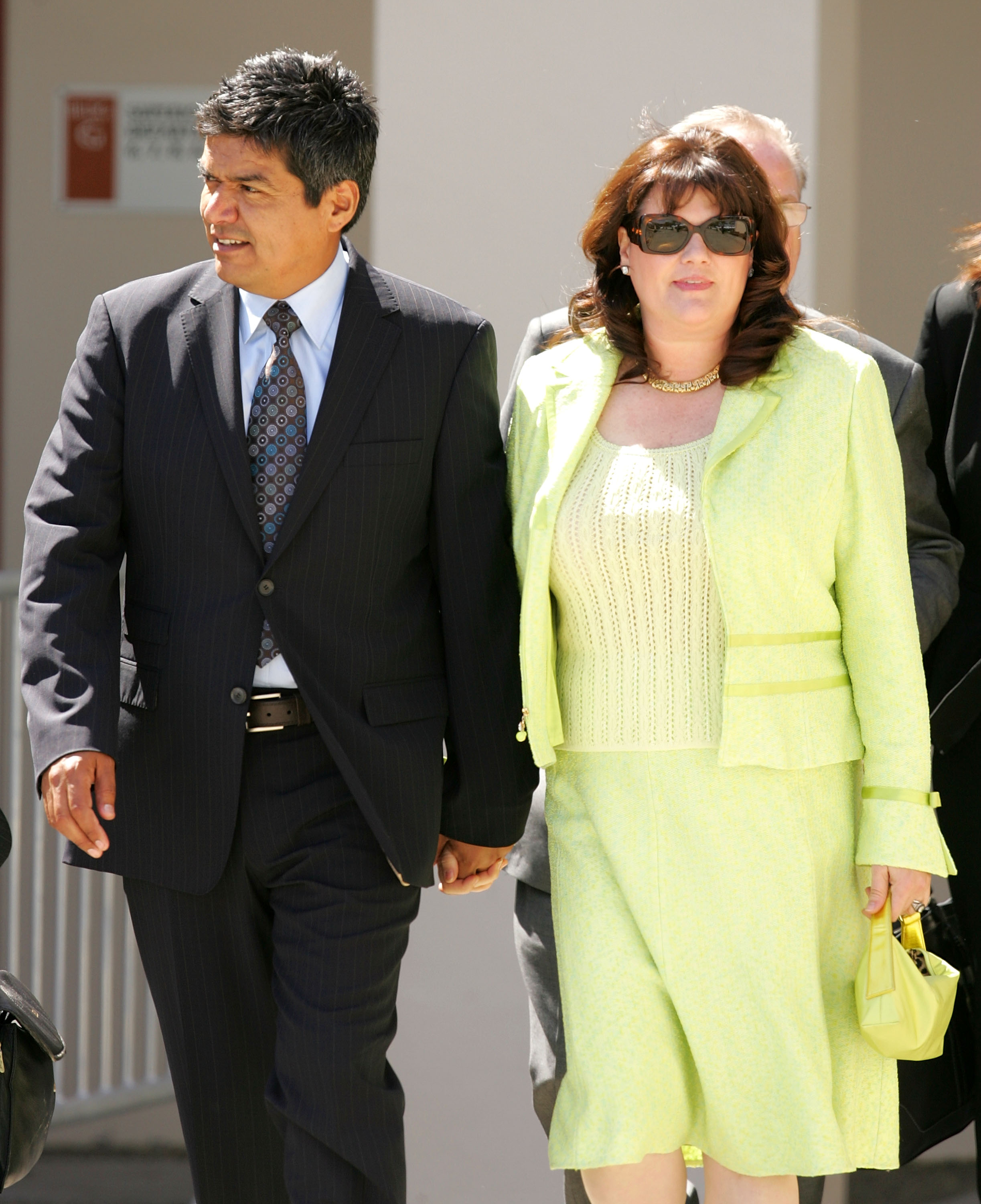 George Lopez y Anna Serrano fotografiados saliendo del Tribunal Superior de Santa Maria el 28 de marzo de 2005 en Santa Maria, California. | Foto: Getty Images