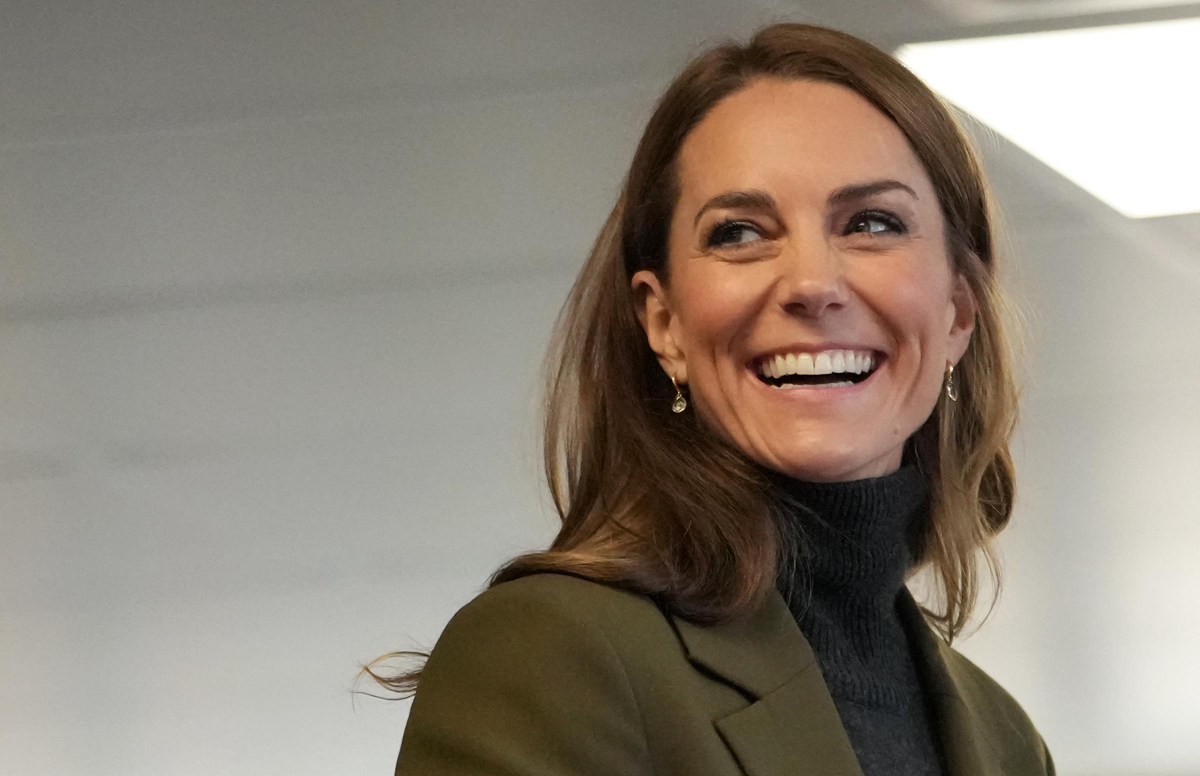 La princesa Catherine sonríe durante su visita a la tienda benéfica en Hoveton, Norfolk. La madre de tres hijos también expresó su entusiasmo por tener a todos sus hijos en casa durante las próximas vacaciones escolares. | Fuente: Getty Images