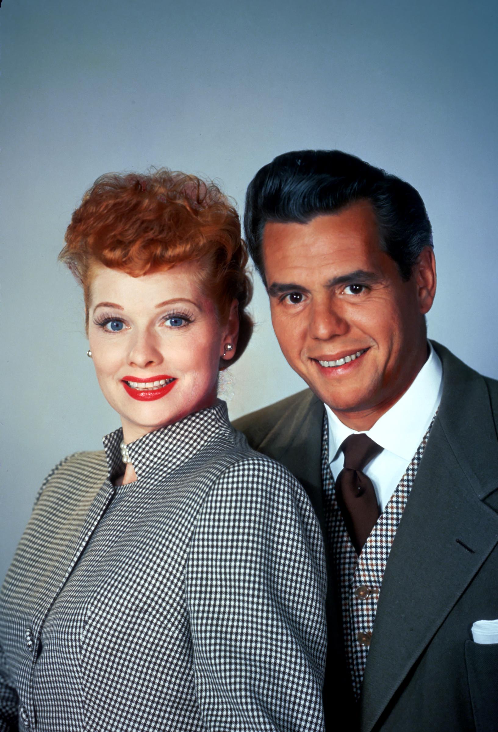 Lucy y Desi Arnaz posando para una foto, hacia 1960 | Fuente: Getty Images