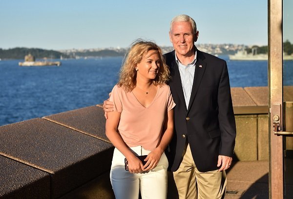 El vicepresidente de los Estados Unidos, Mike Pence visita la Ópera con su hija Charlotte el 23 de abril de 2017 en Sydney, Australia. | Foto: Getty Images.