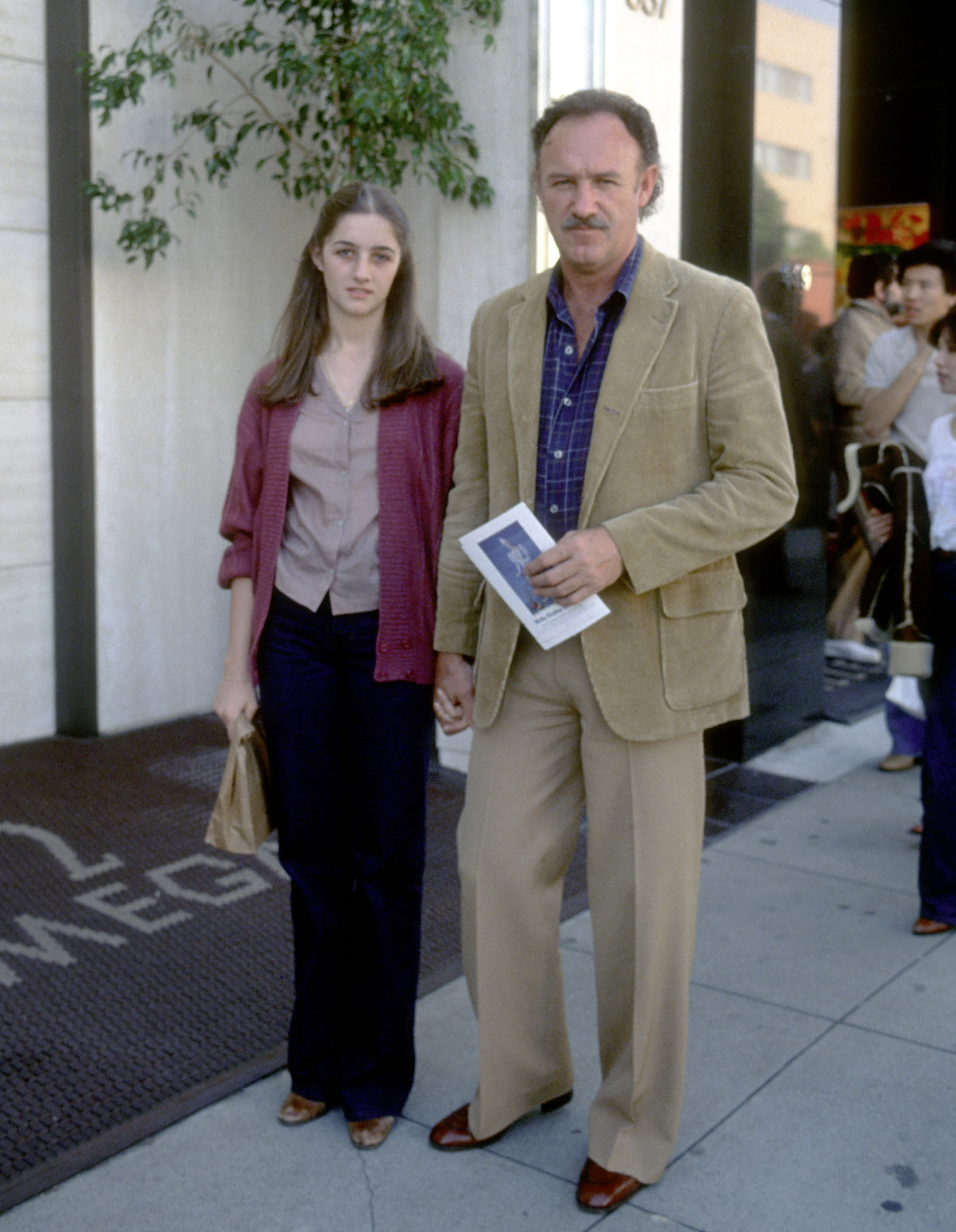 Elizabeth y Gene Hackman durante el avistamiento de Gene Hackman en Rodeo Drive el 24 de marzo de 1979, en Beverly Hills, California | Fuente: Getty Images