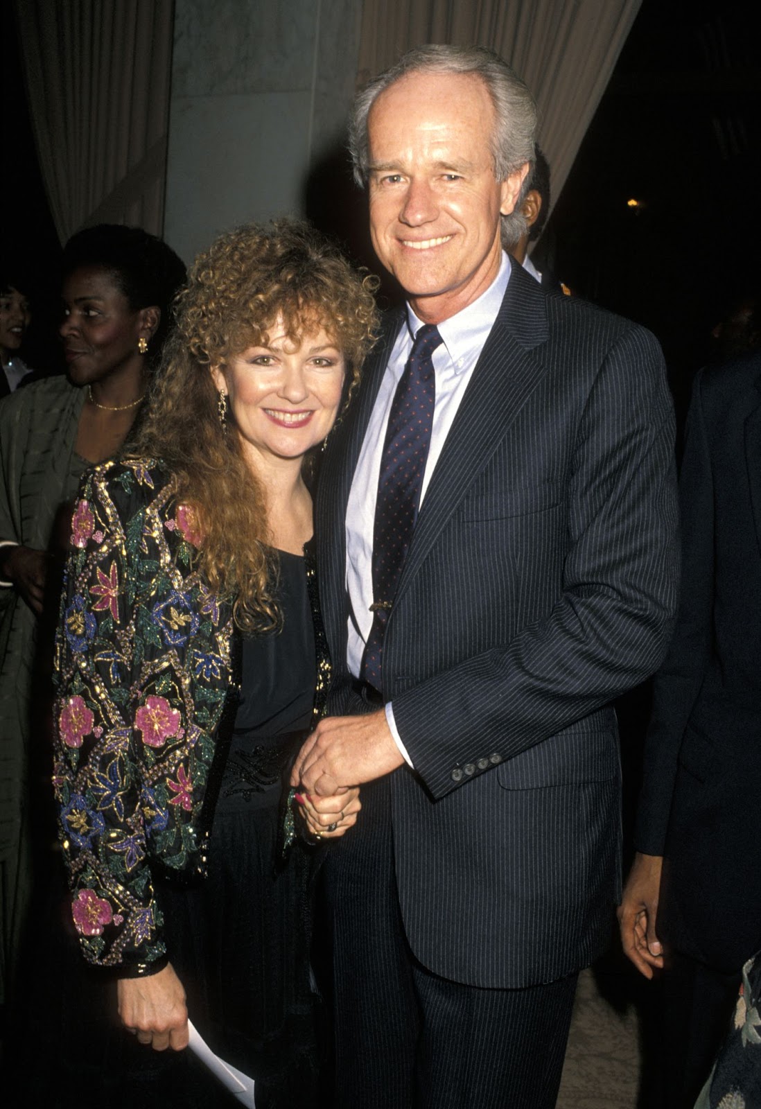 La estrella de Hollywood y Mike Farrell en los Primeros Premios Anuales Puente a la Libertad Nelson Mandela el 1 de abril de 1990, en Beverly Hills, California. | Fuente: Getty Images