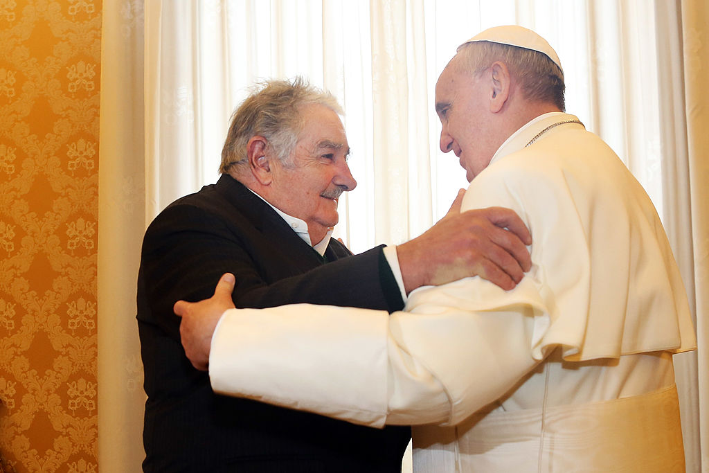 José "Pepe" Mujica, entonces presidente de Uruguay, se encuentra con el papa Francisco en una vista oficial al Vaticano, 2013. | Foto: Getty Images
