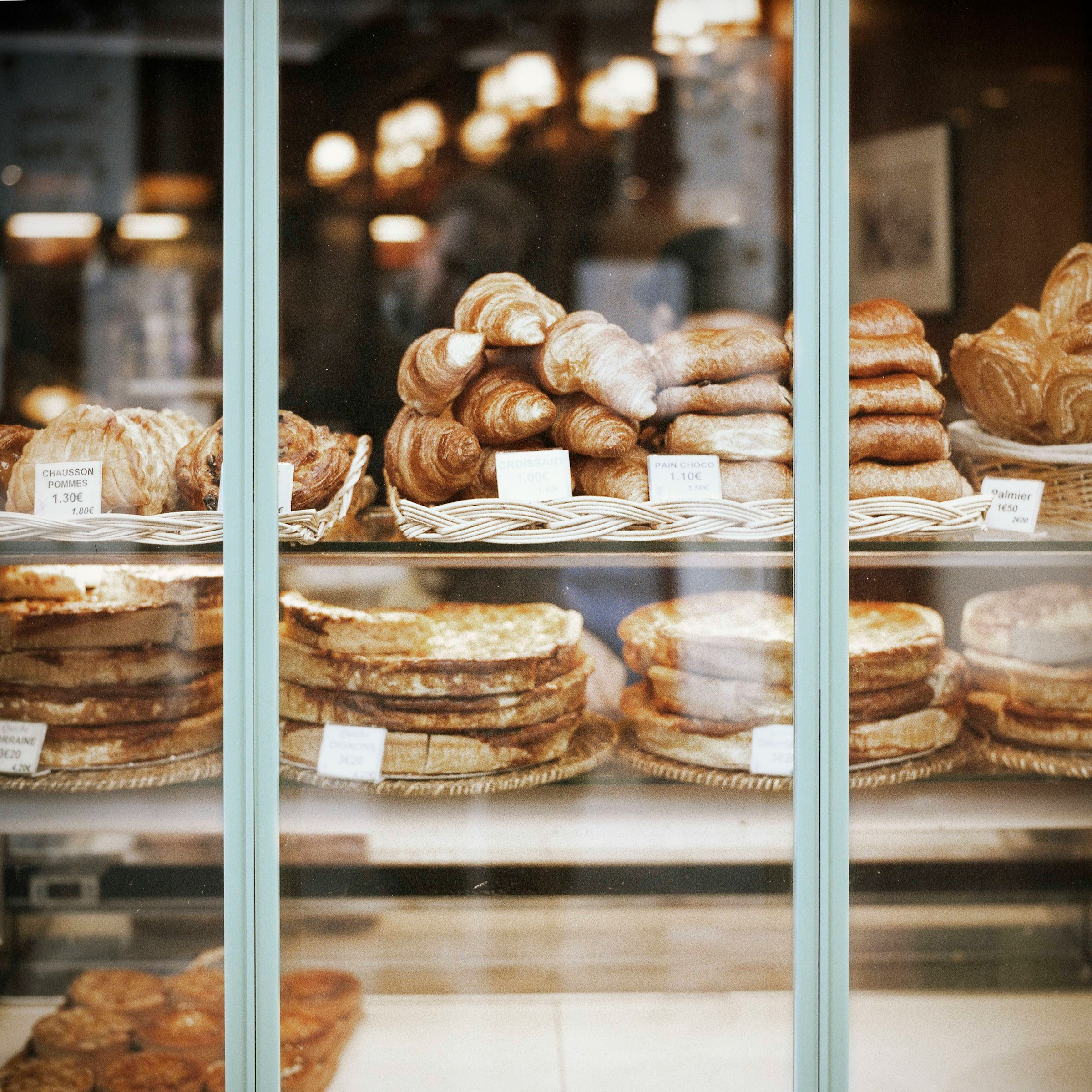 Un expositor en una panadería | Fuente: Unsplash