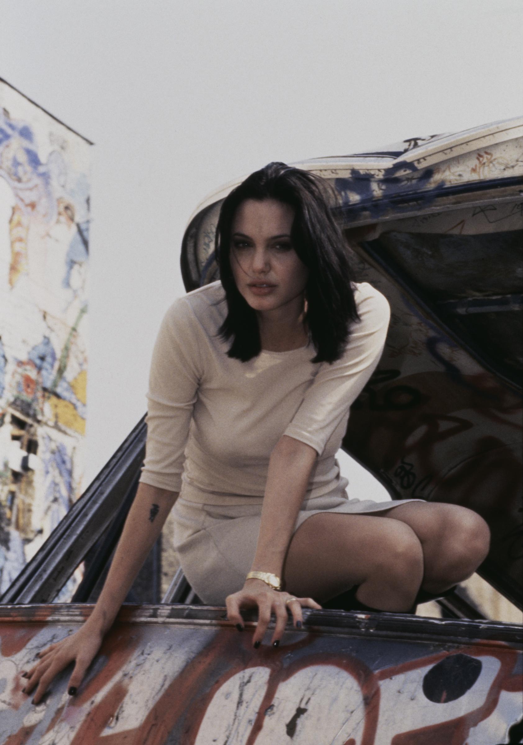 Durante sus primeros años en Hollywood, Jolie se ganó la fama de aceptar papeles poco convencionales y de desafiar las expectativas. A medida que avanzaba su carrera, la fascinación del público por su aspecto no hizo más que aumentar.